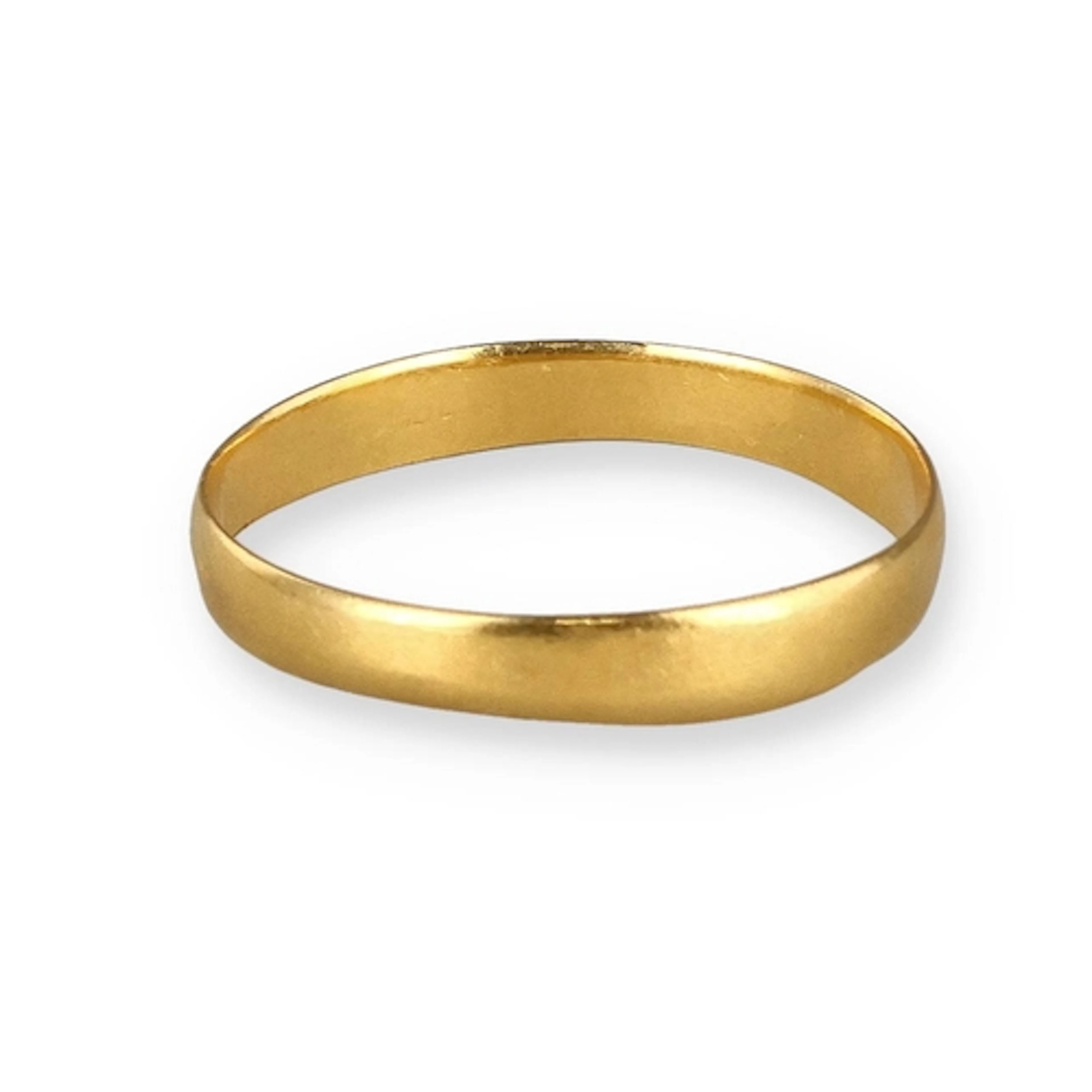 A 22 CARAT GOLD WEDDING BAND Weight: 1.5gms