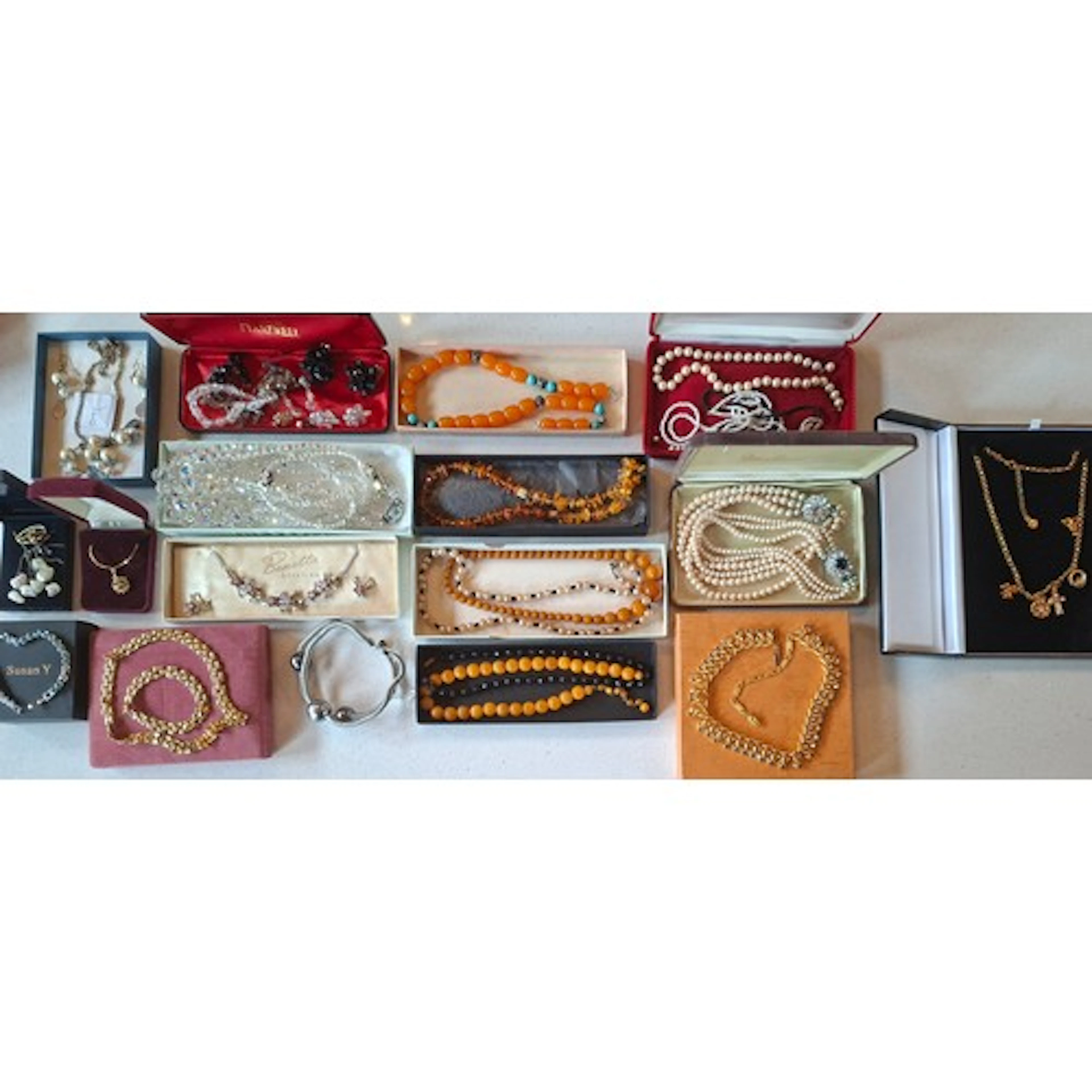 A quantity of vintage costume jewellery to include a 3-stran...