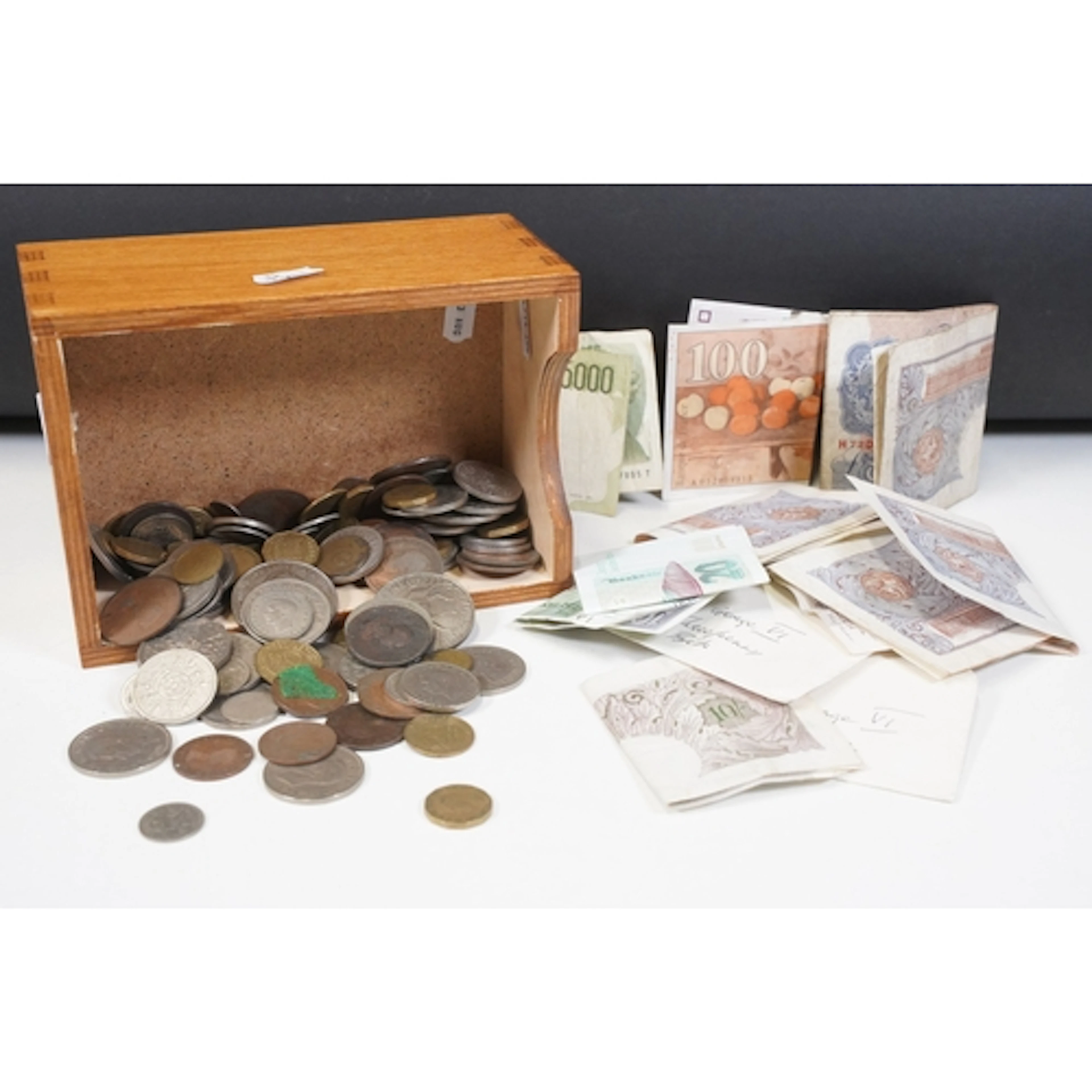 Collection of bank notes comprising examples from England, S...