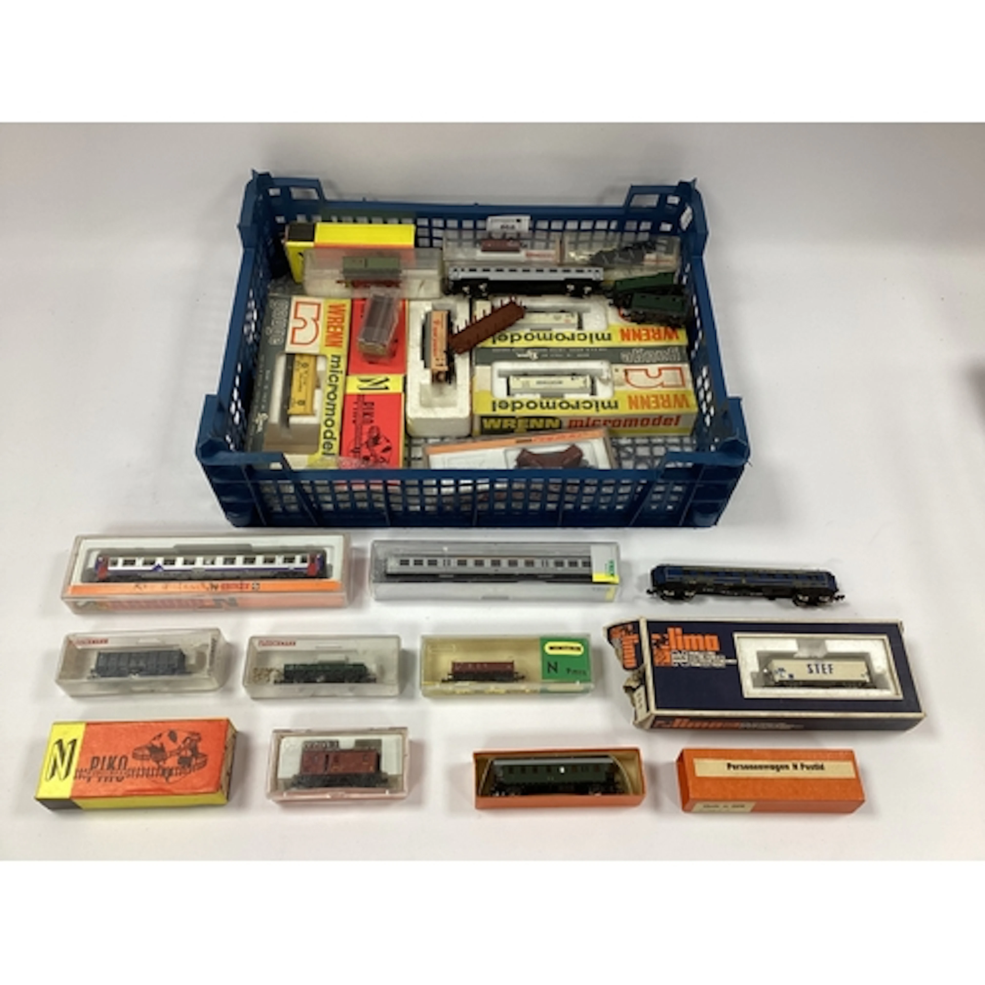 Approximately twenty-seven items of N gauge European rolling...