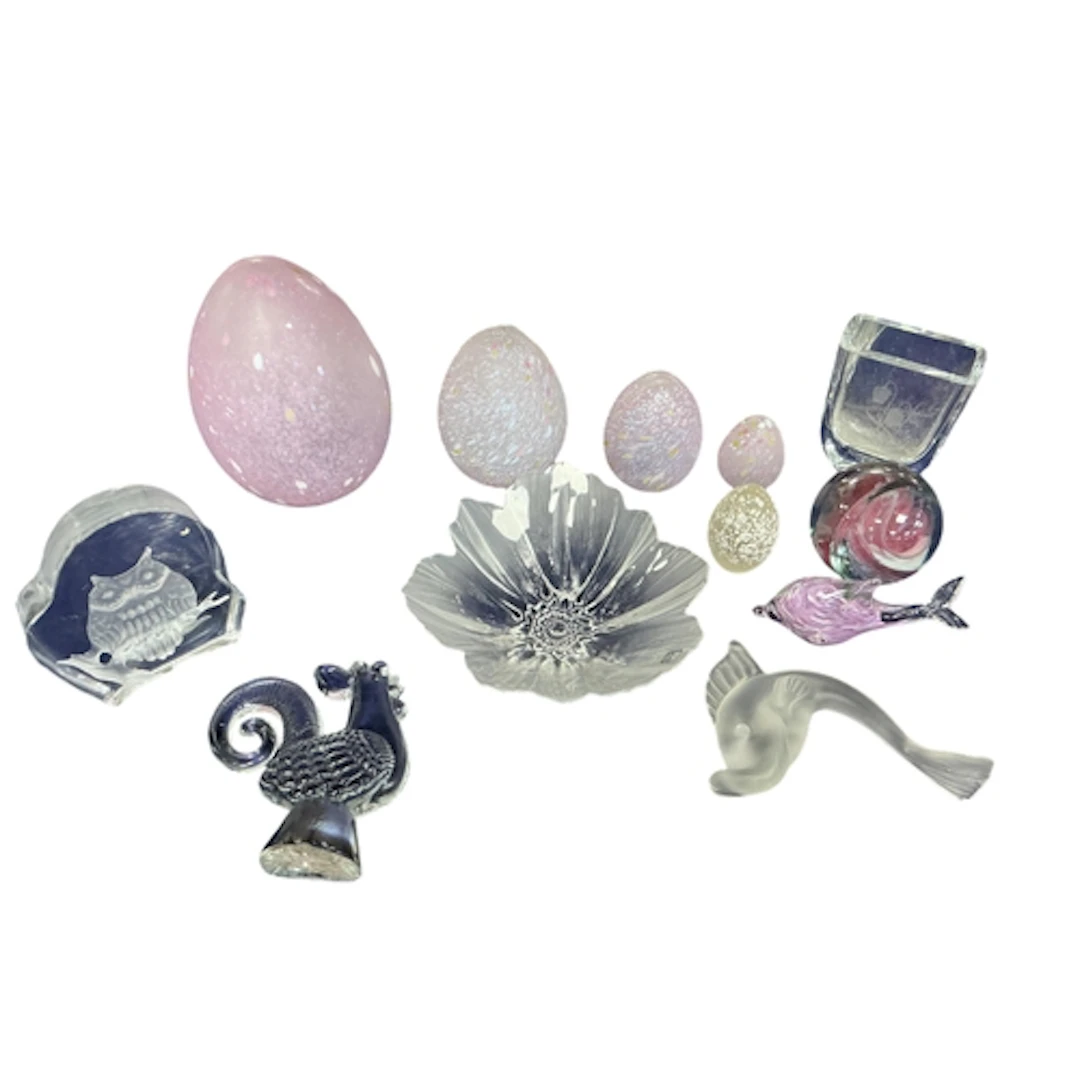 A collection of Kosta Boda glassware to include four eggs, a...