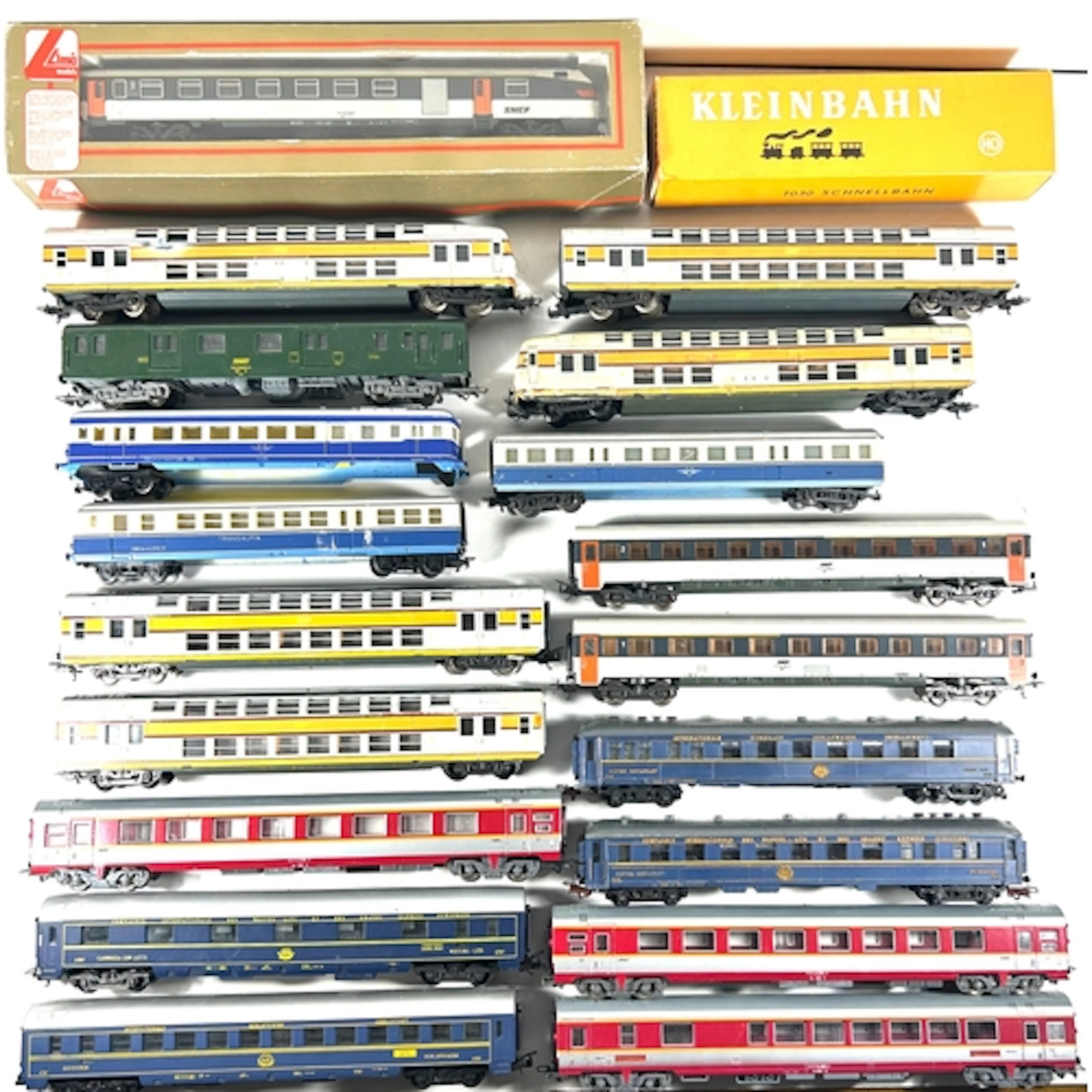 A quantity of French SNCF etc passenger rolling stock etc, b...