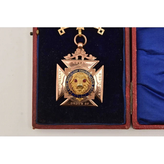 AN EARLY 20TH CENTURY CASED 9CT GOLD 'R.A.O.B' KNIGHTHOOD ME...