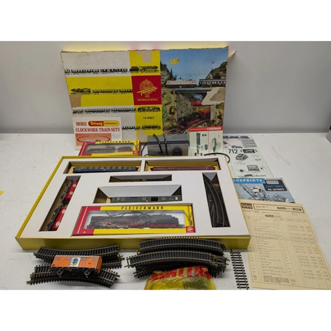 A Fleischmann HO International 14 volt boxed train set, comp...