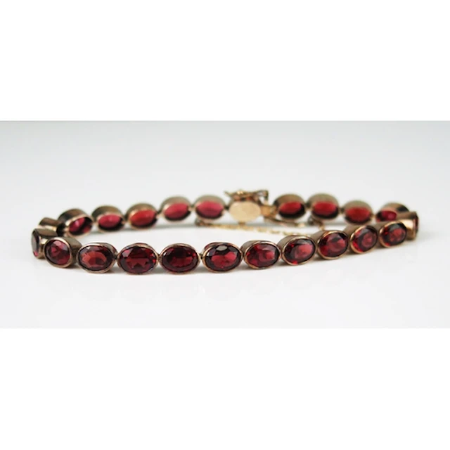 A garnet bracelet in a 9ct yellow gold setting, c. 17cm, hal...
