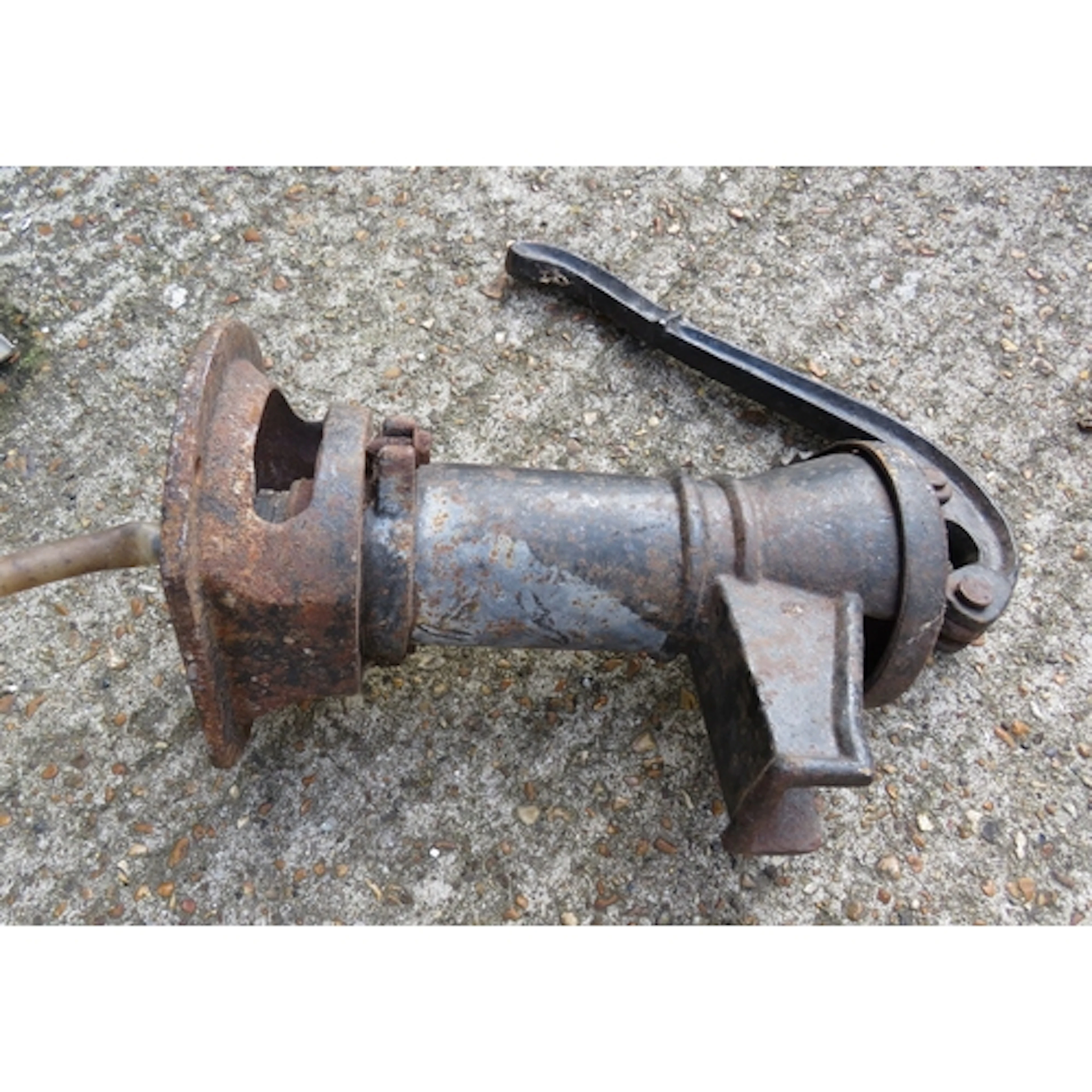 Cast Metal Antique Style Waterpump 6120