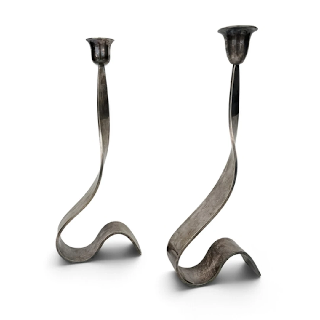 A PAIR OF SILVER PLATED CANDLESTICKS 30cm H