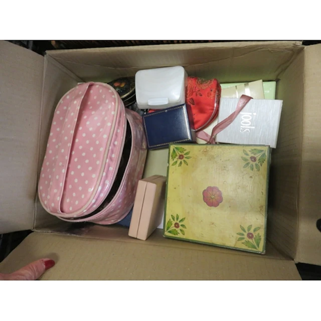 Quantity of boxed and loose costume jewellery