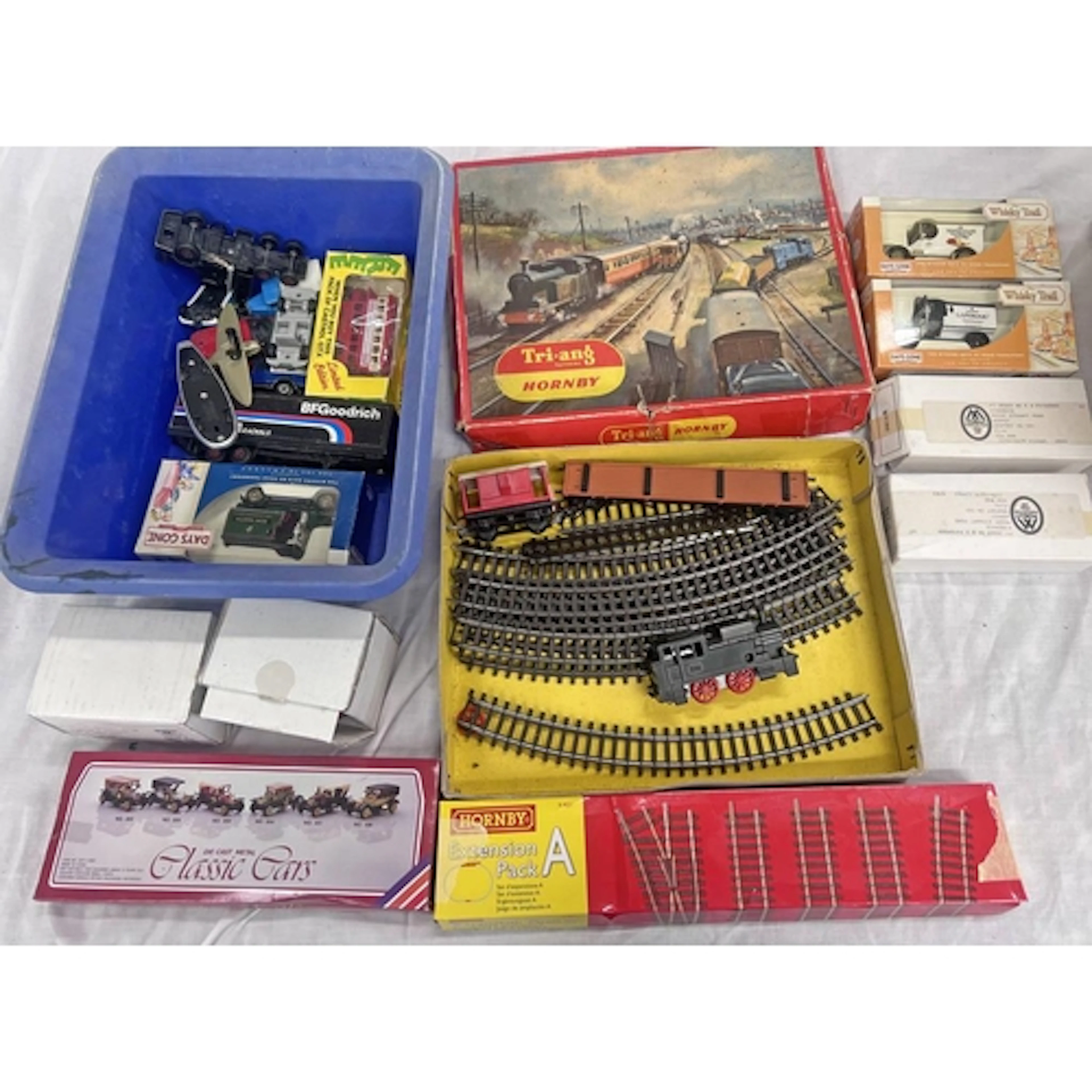 HORNBY RS72 OO GAUGE CLOCKWORK TRAIN SET TOGETHER WITH VARIO...