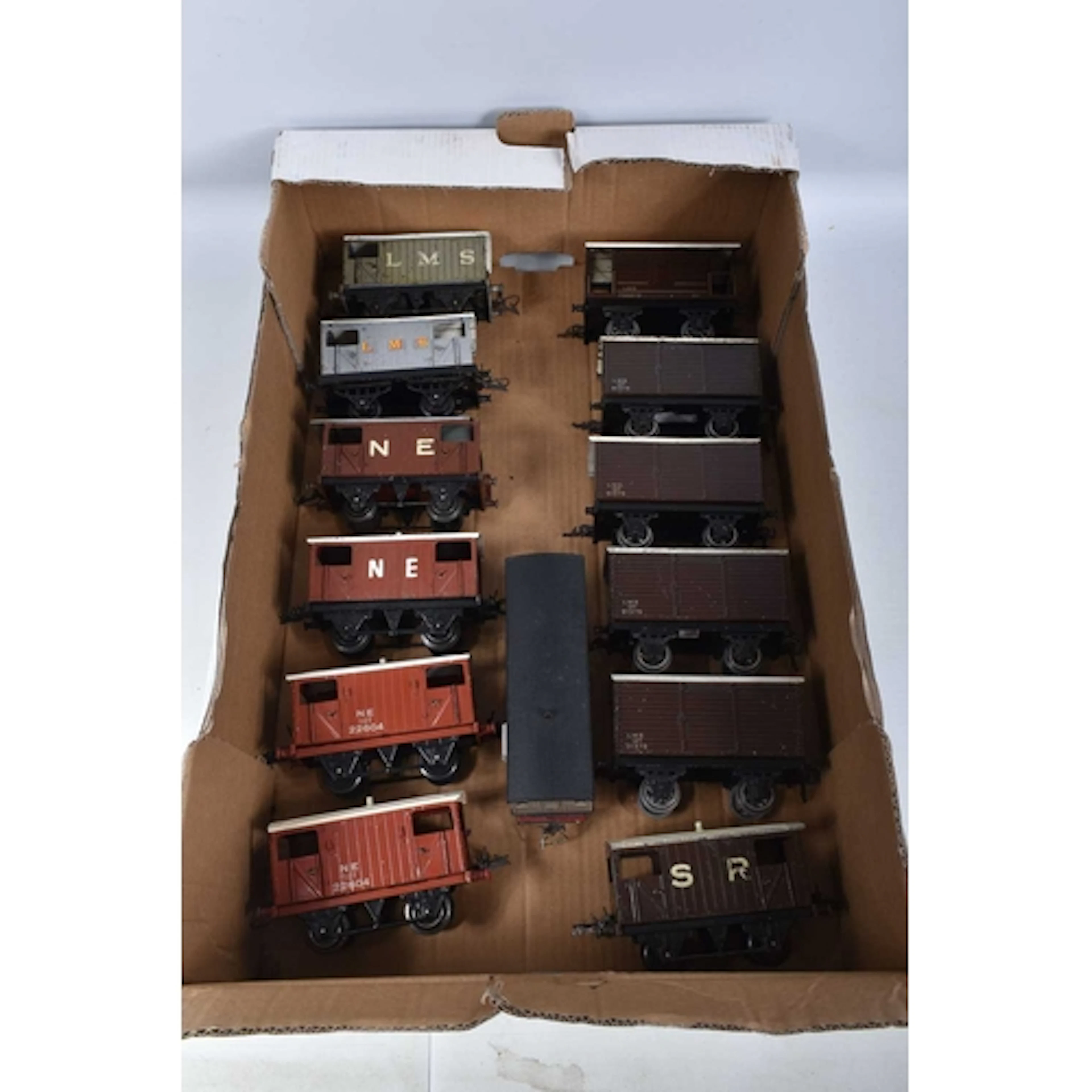 A QUANTITY OF UNBOXED BASSETT LOWKE AND HORNBY O GAUGE WAGON...