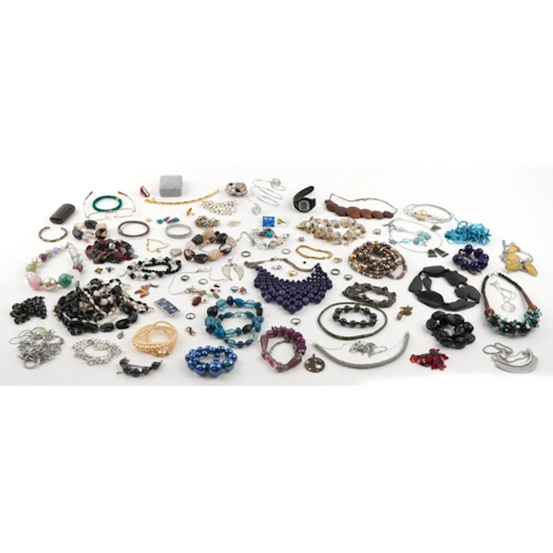 Vintage and later jewellery including bead necklaces, rings,...