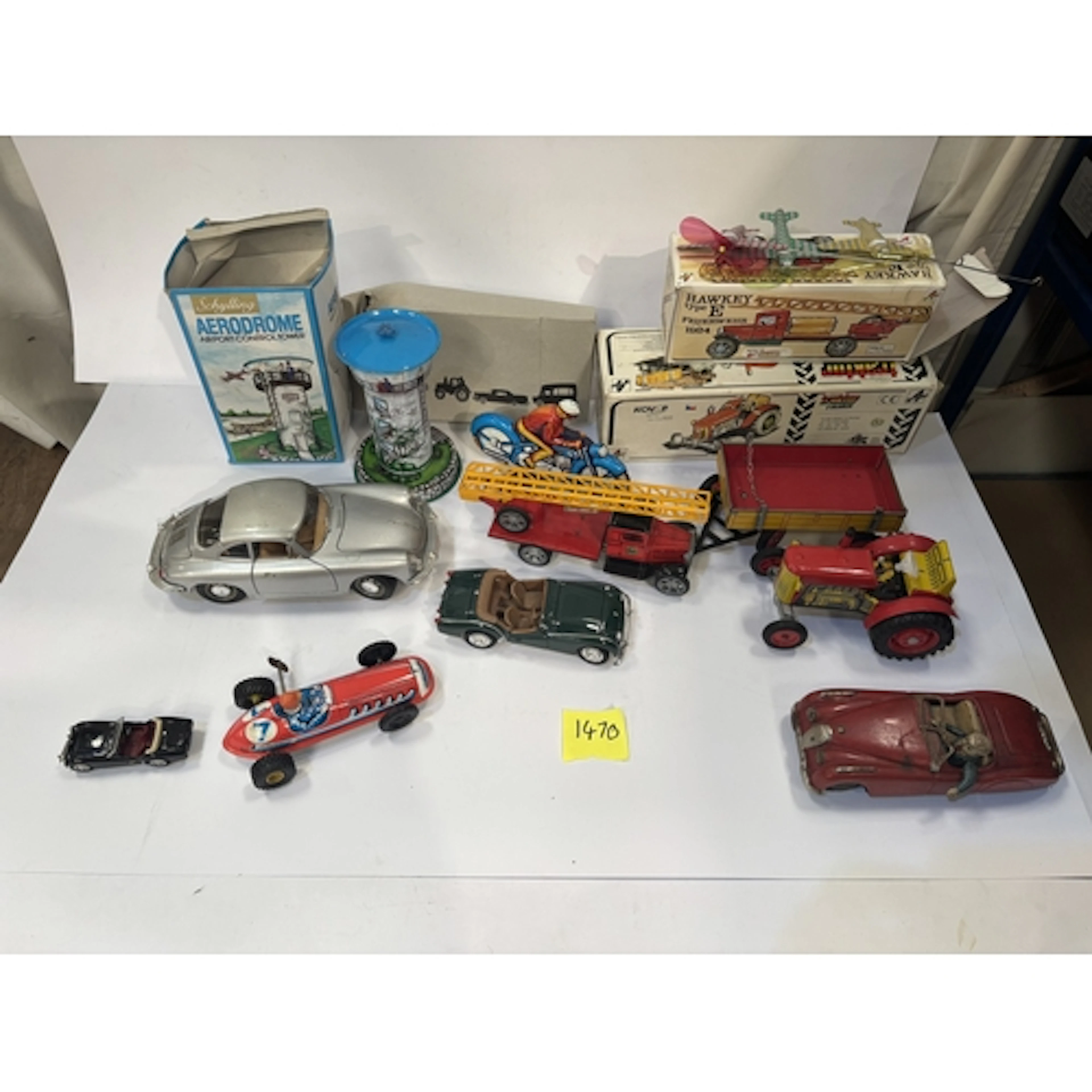 A selection of reproduction tin plate wind up collectable to...