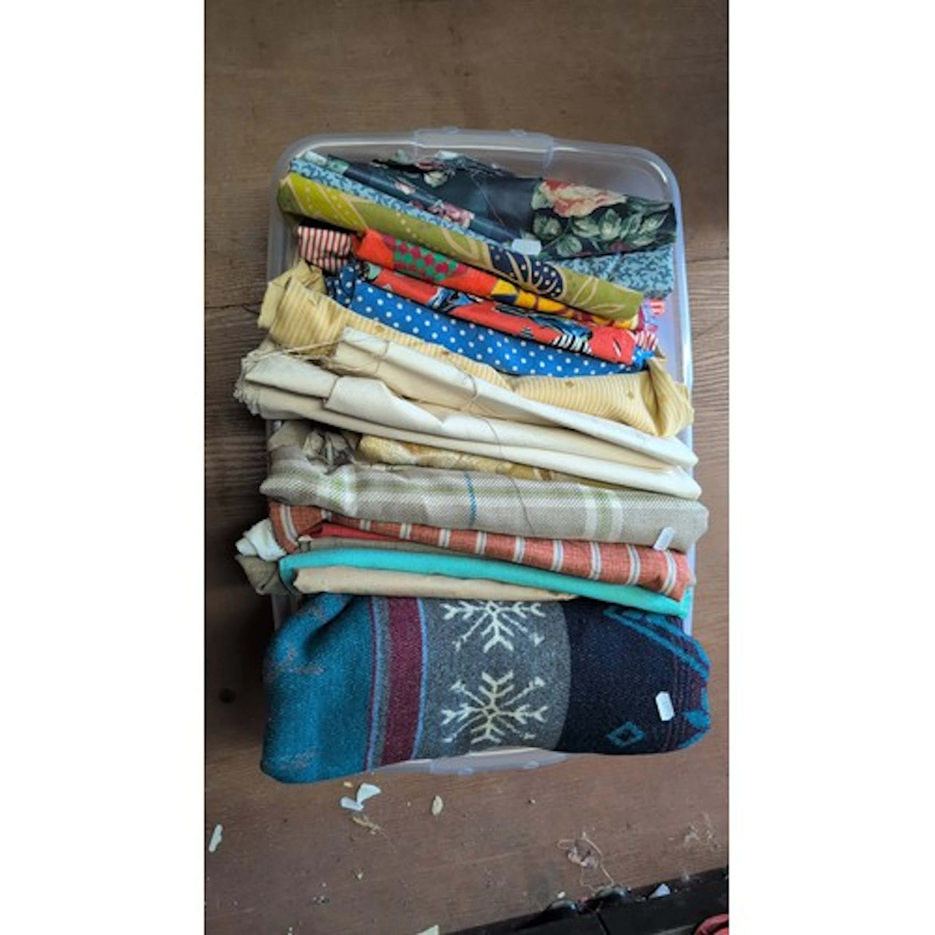 A quantity of assorted textiles, including printed cotton pa...