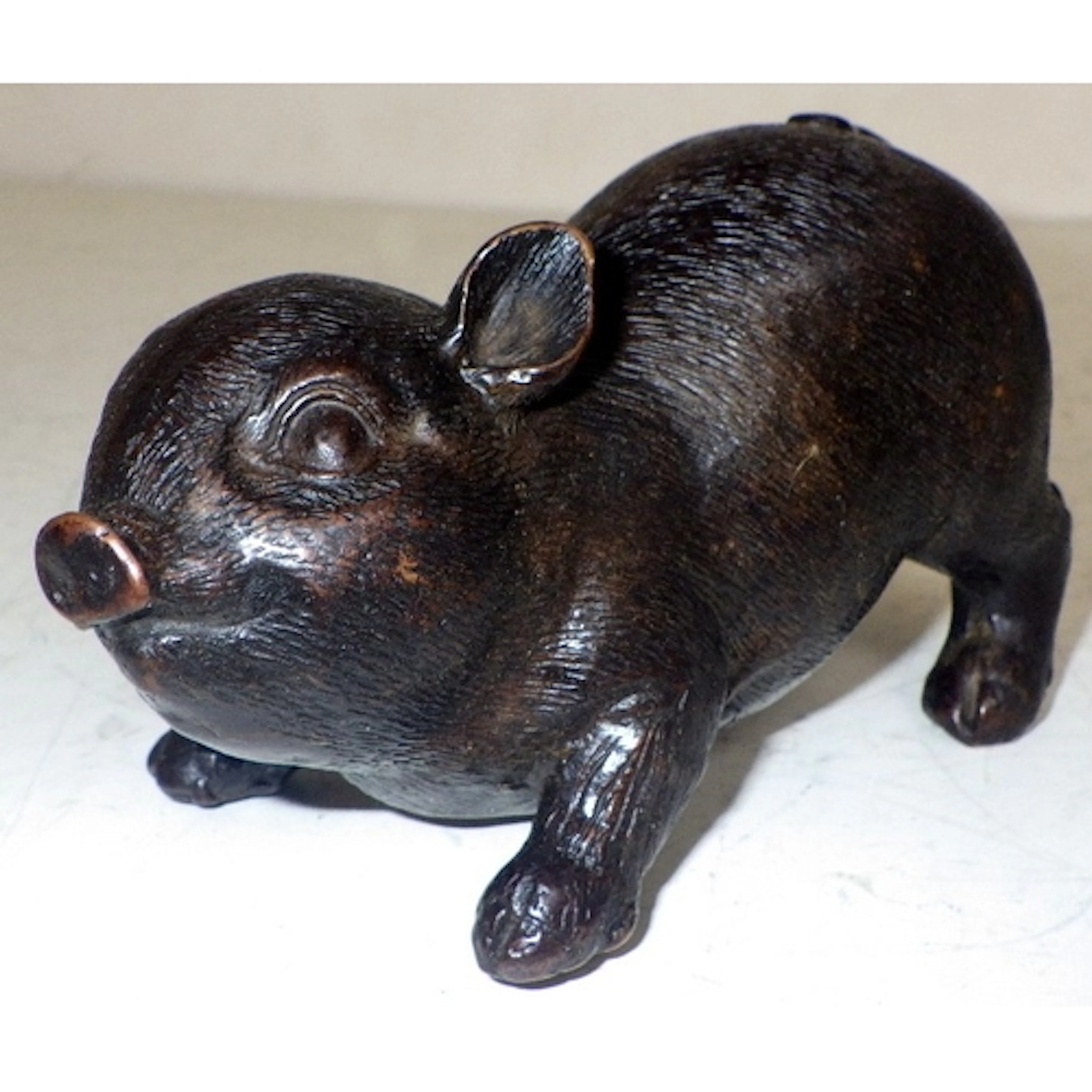 A Chinese bronze pig, 7cm tall
