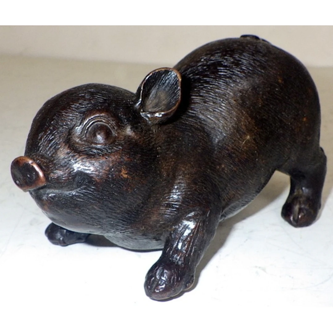 A Chinese bronze pig, 7cm tall