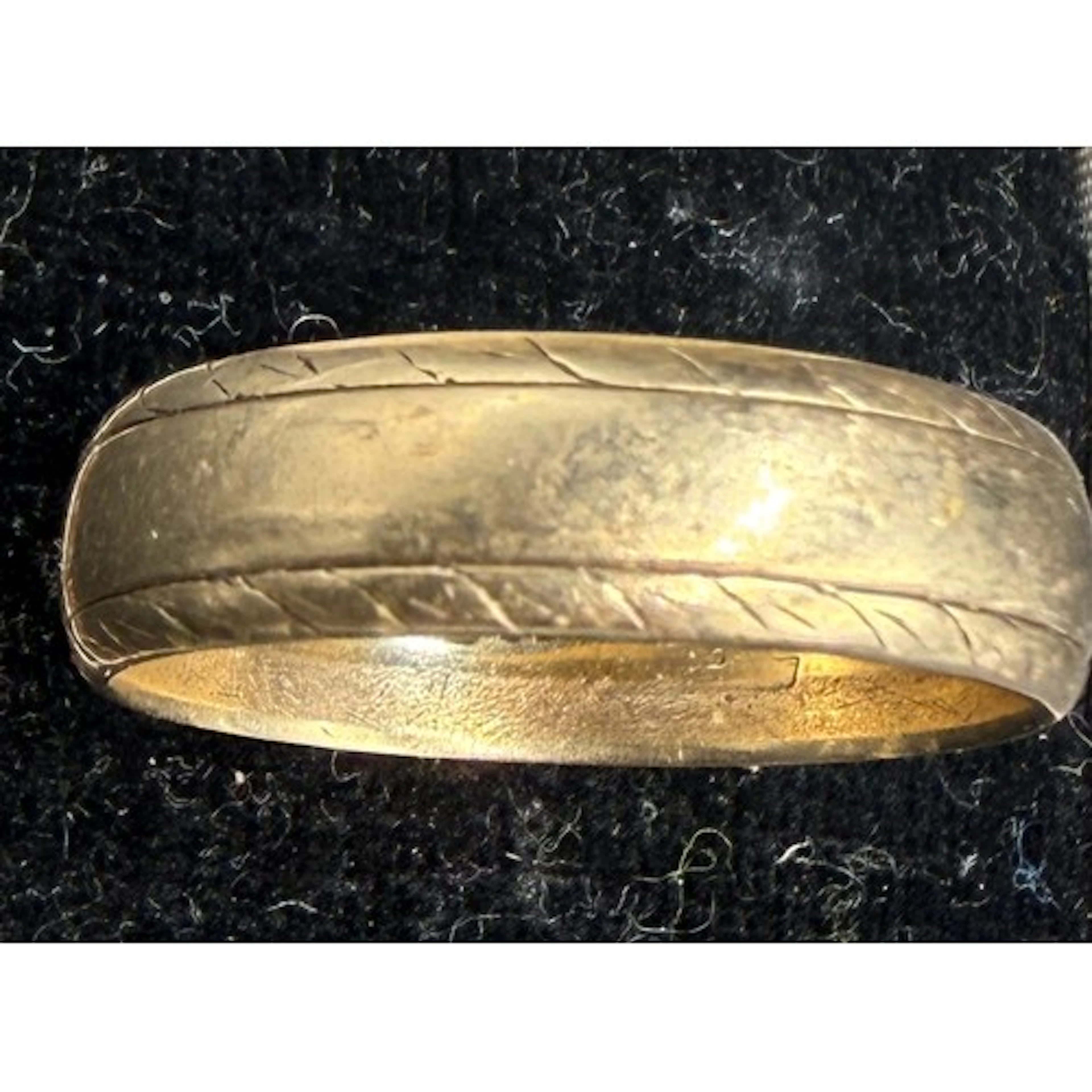 A 9 carat gold wedding band. Size V/W. Weight 5.8gm.