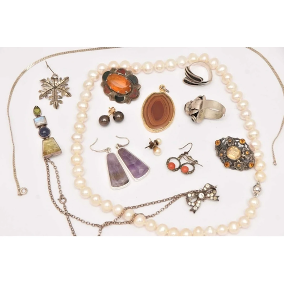 AN ASSORTMENT OF JEWELLERY, to include a cultured pearl sing...