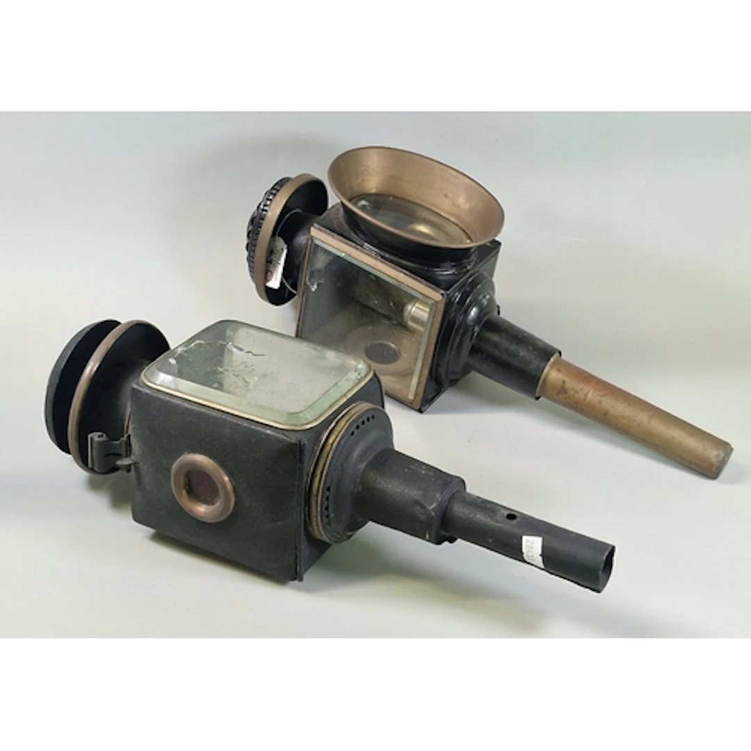 Two similar Victorian or Edwardian carriage lamps with brack...