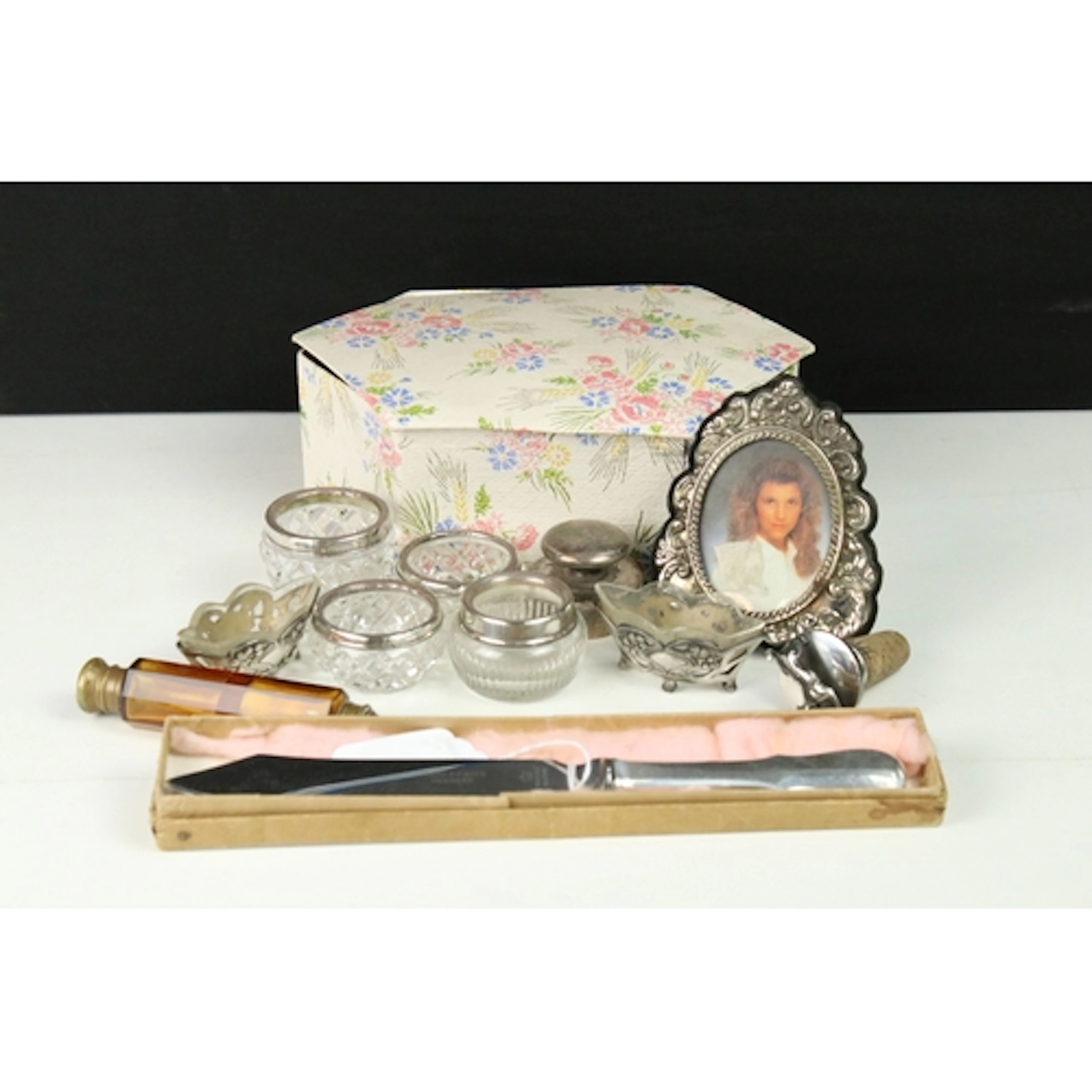 Small collection of mixed collectables to include a pair of ...