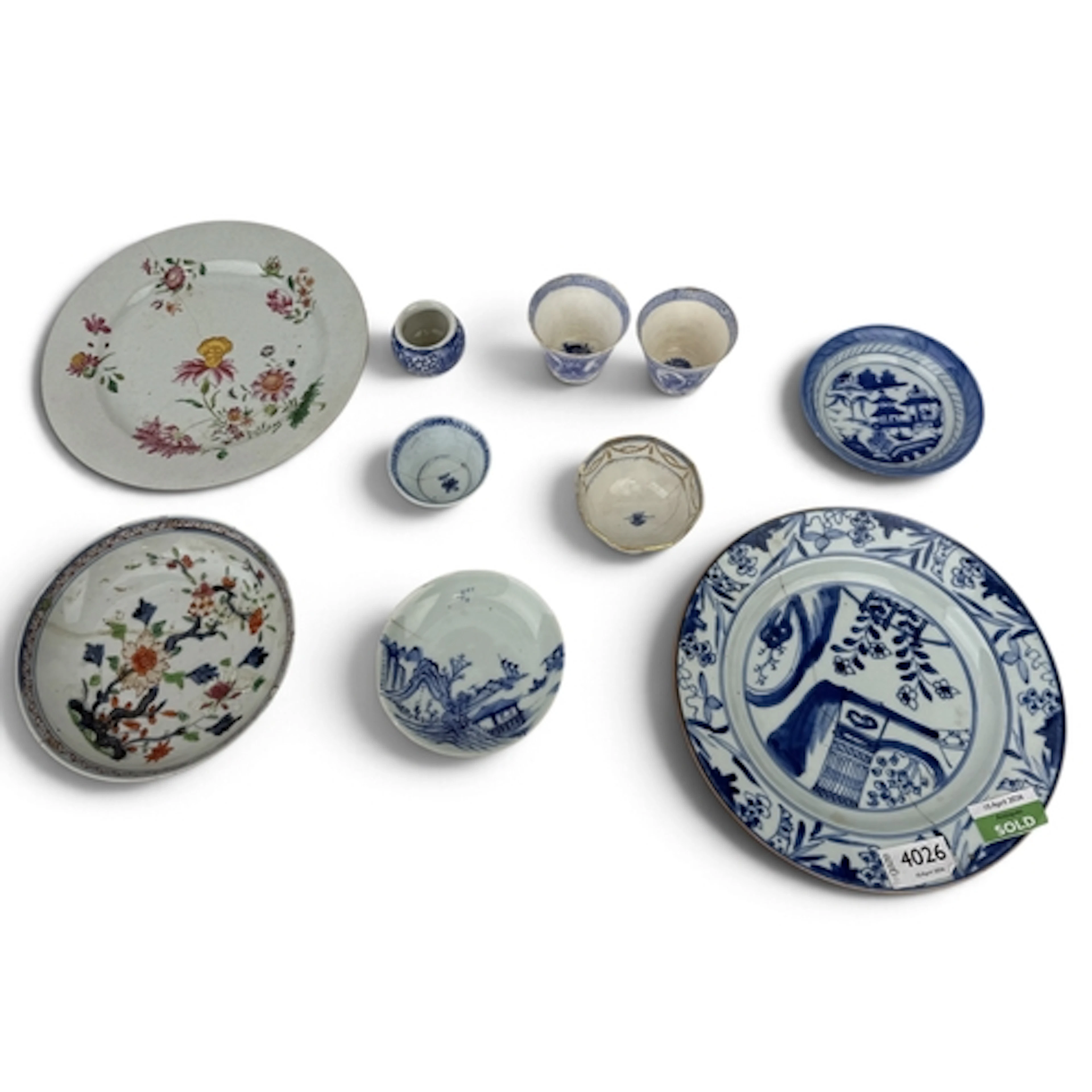 A COLLECTION OF CHINESE PORCELAIN ITEMS