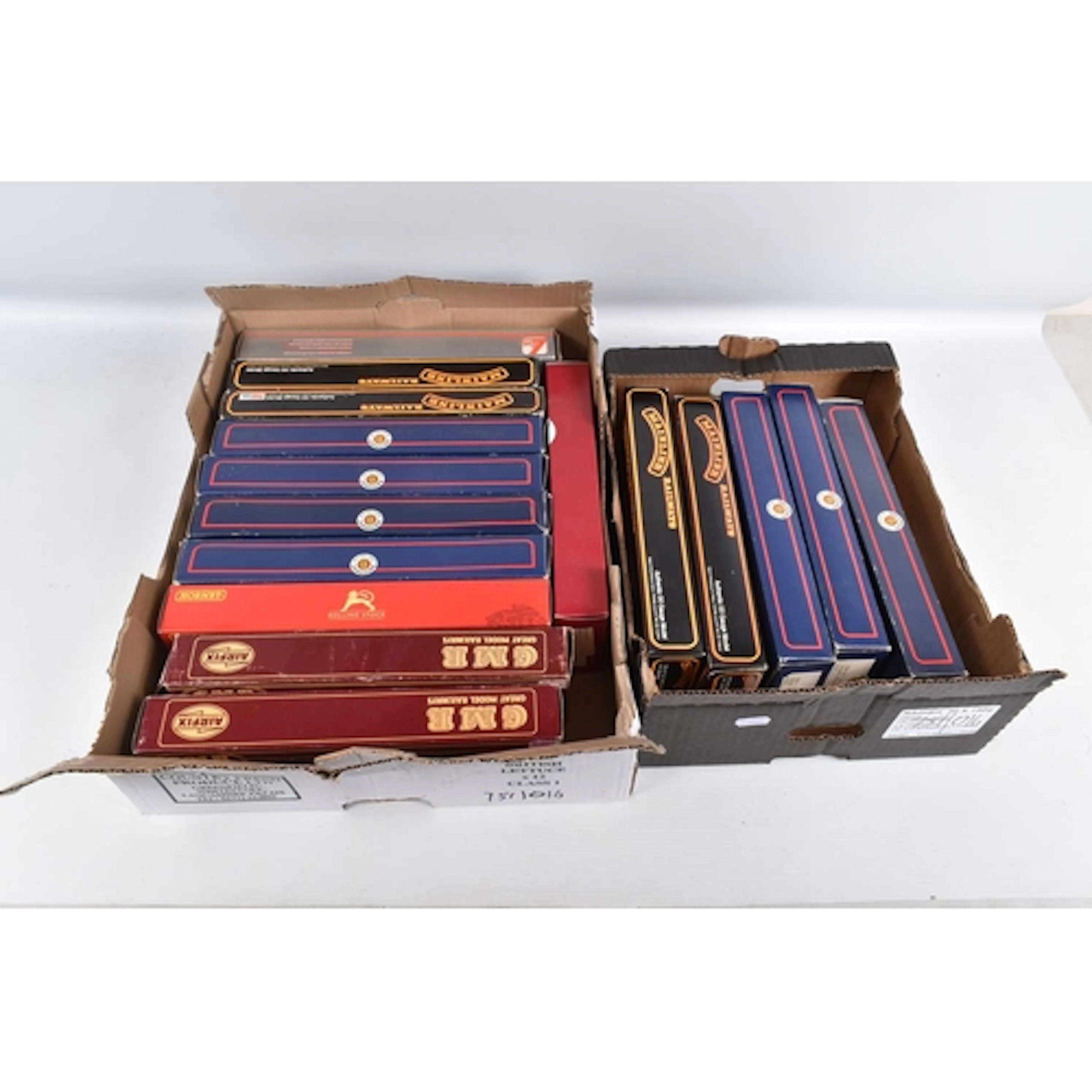 A QUANTITY OF ASSORTED BOXED OO GAUGE COACHING STOCK IN B.R....