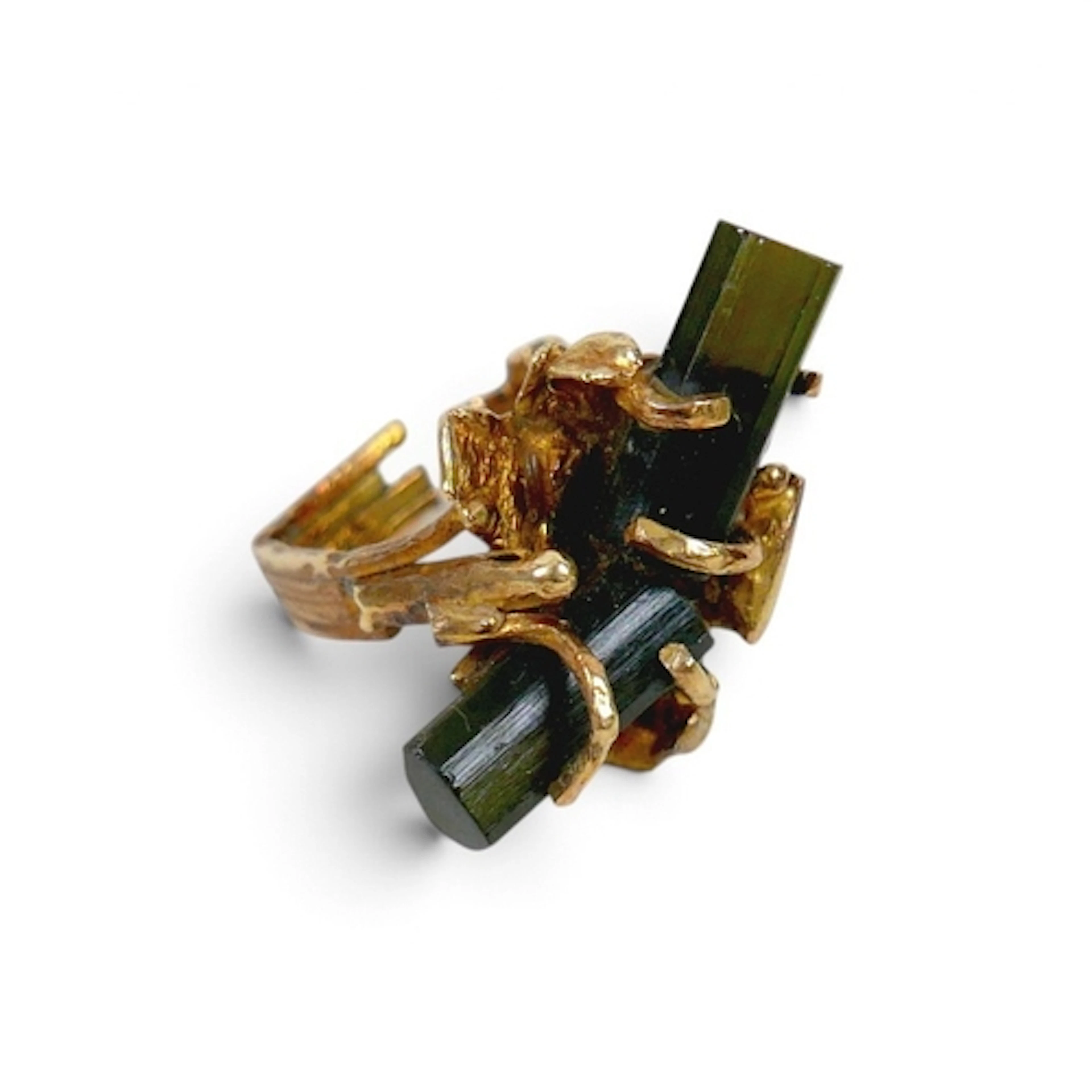 A GREEN TOURMALINE AND GILT METAL RING. the two faceted bars...