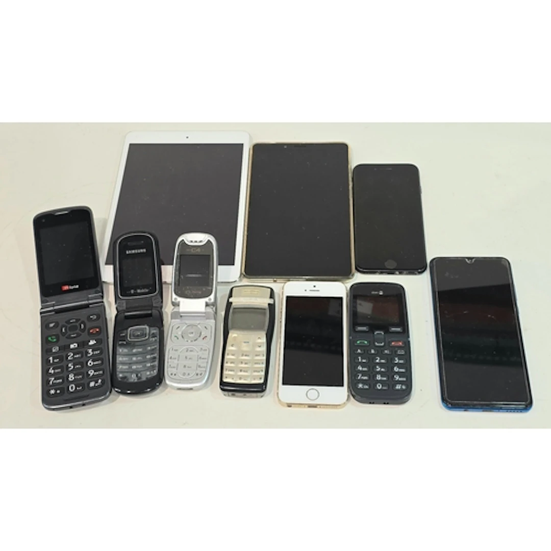 A quantity of mobile/smart phones and tablets to include App...
