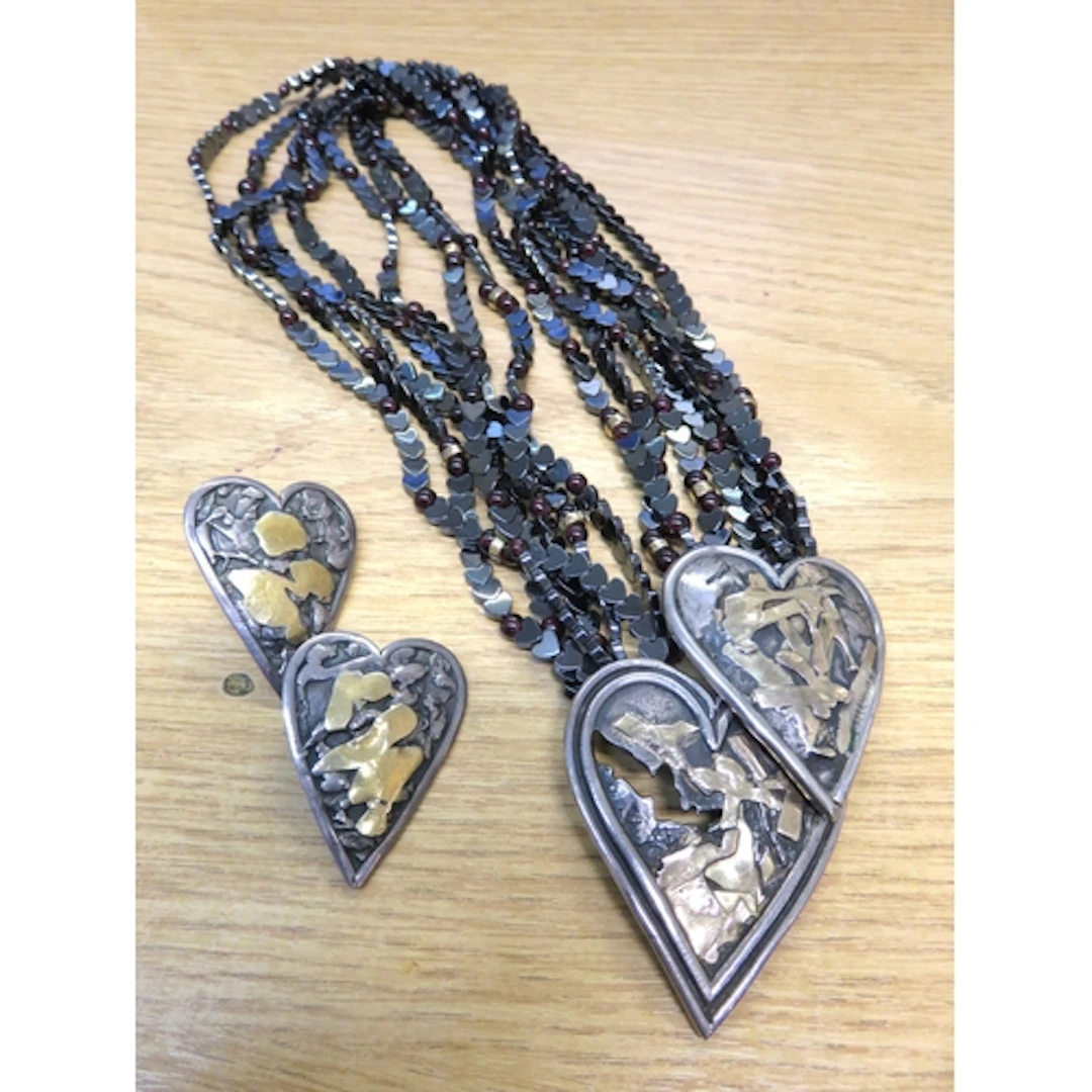 Eileen Coyne vulcanite and garnet bead necklace, with silver...