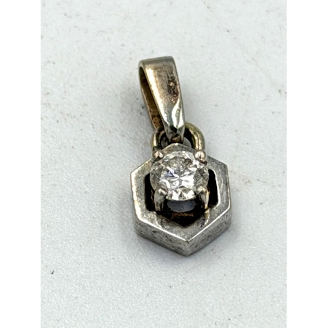 A 9ct white gold diamond pendant, hallmarked 333.