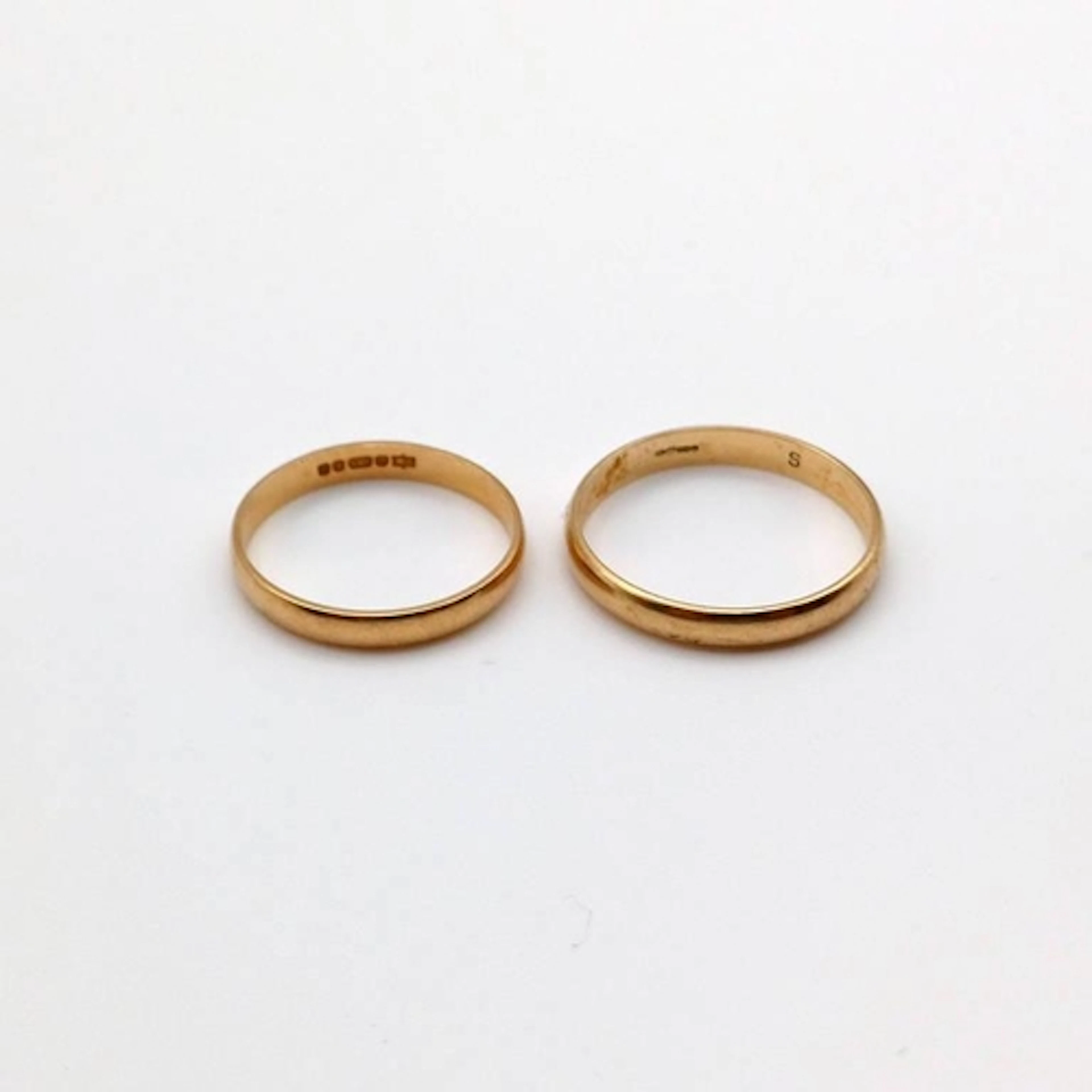 2 X 9CT GOLD WEDDING BANDS - 3.3G TOTAL, RING SIZE O & R