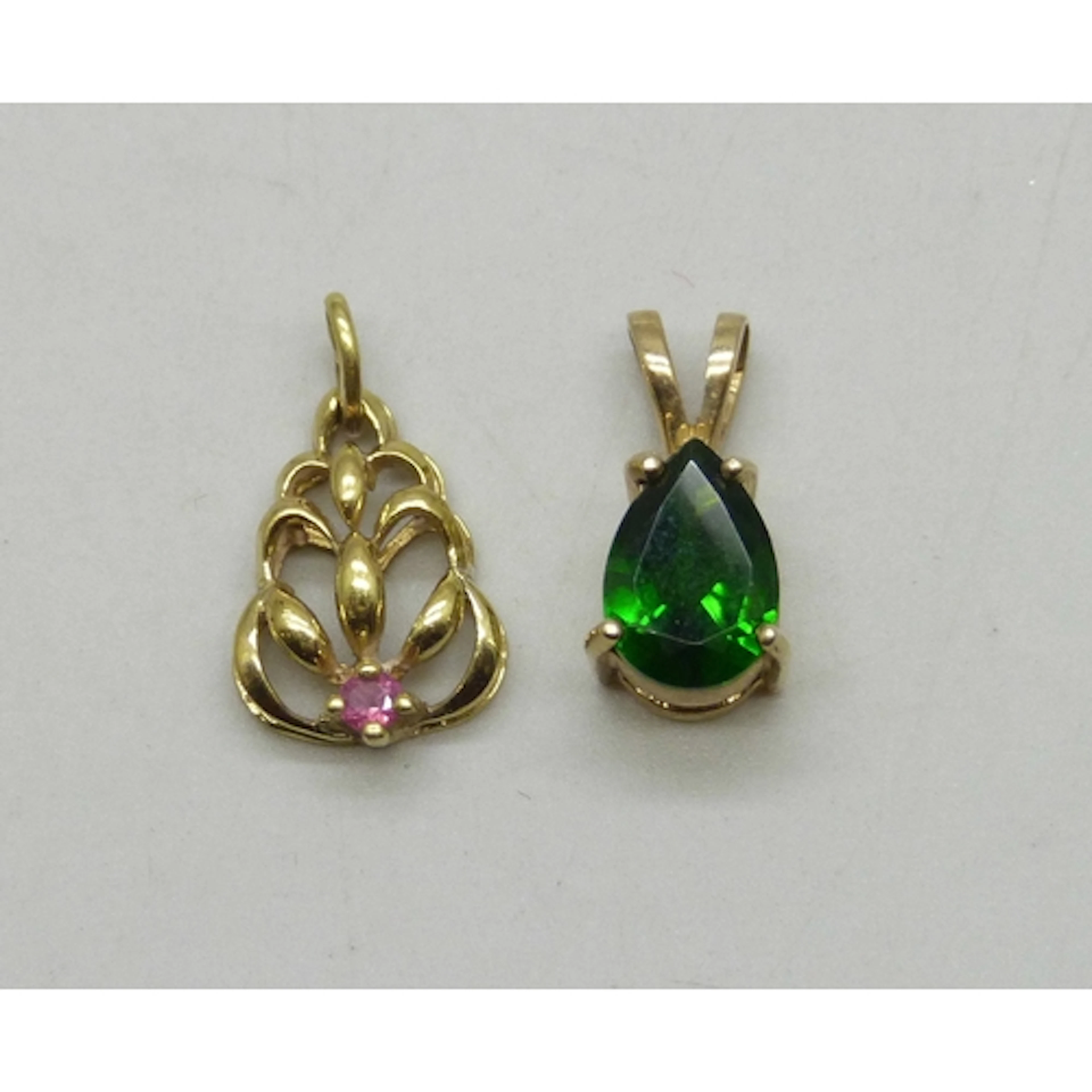 A yellow metal and possibly chrome diopside pendant, 1.4cm, ...