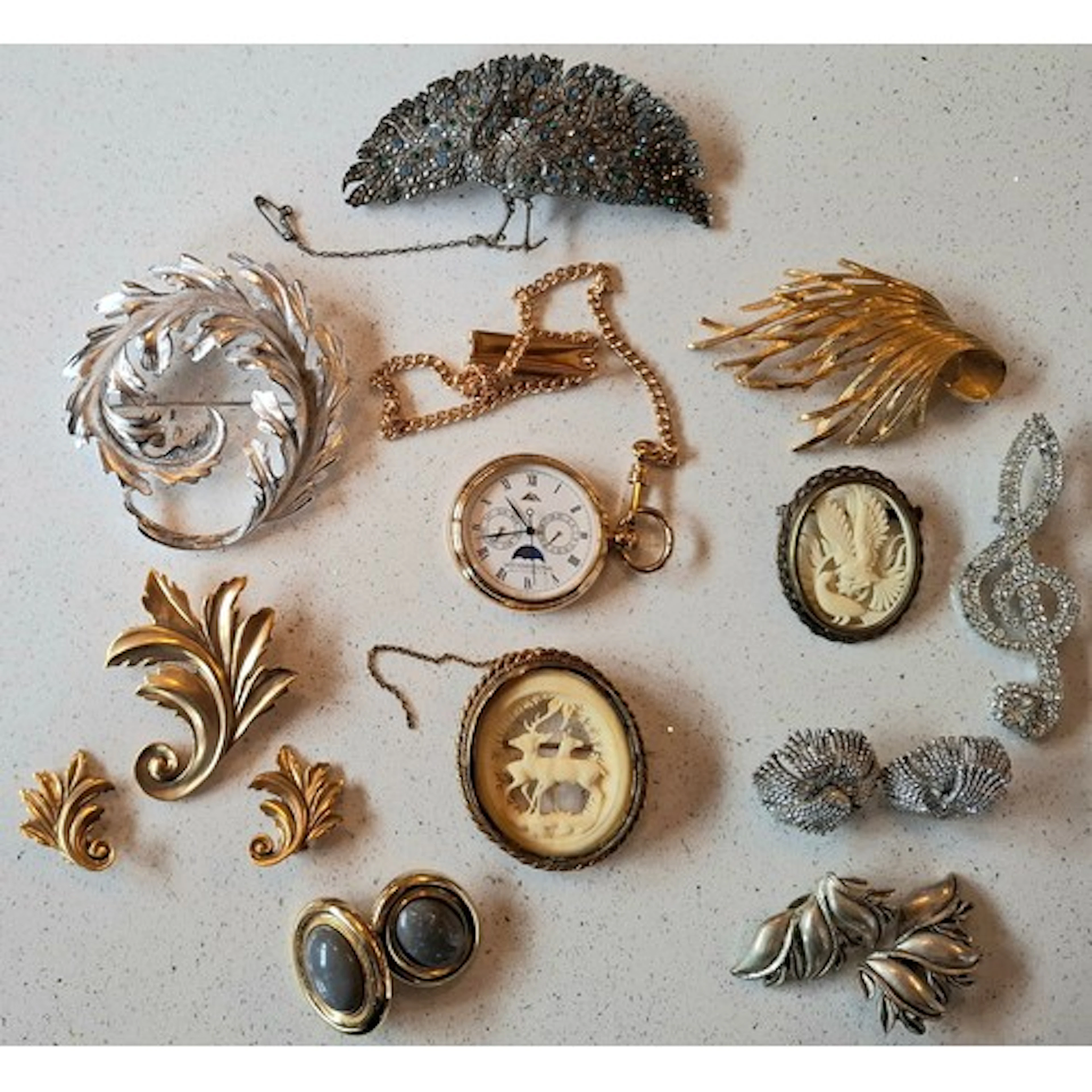 A quantity of 20th Century costume jewellery to include a St...
