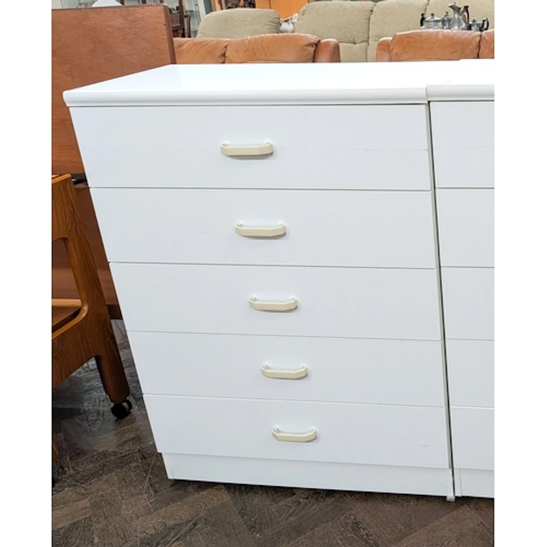 A modern white chest of five long drawers, 2'6 wide