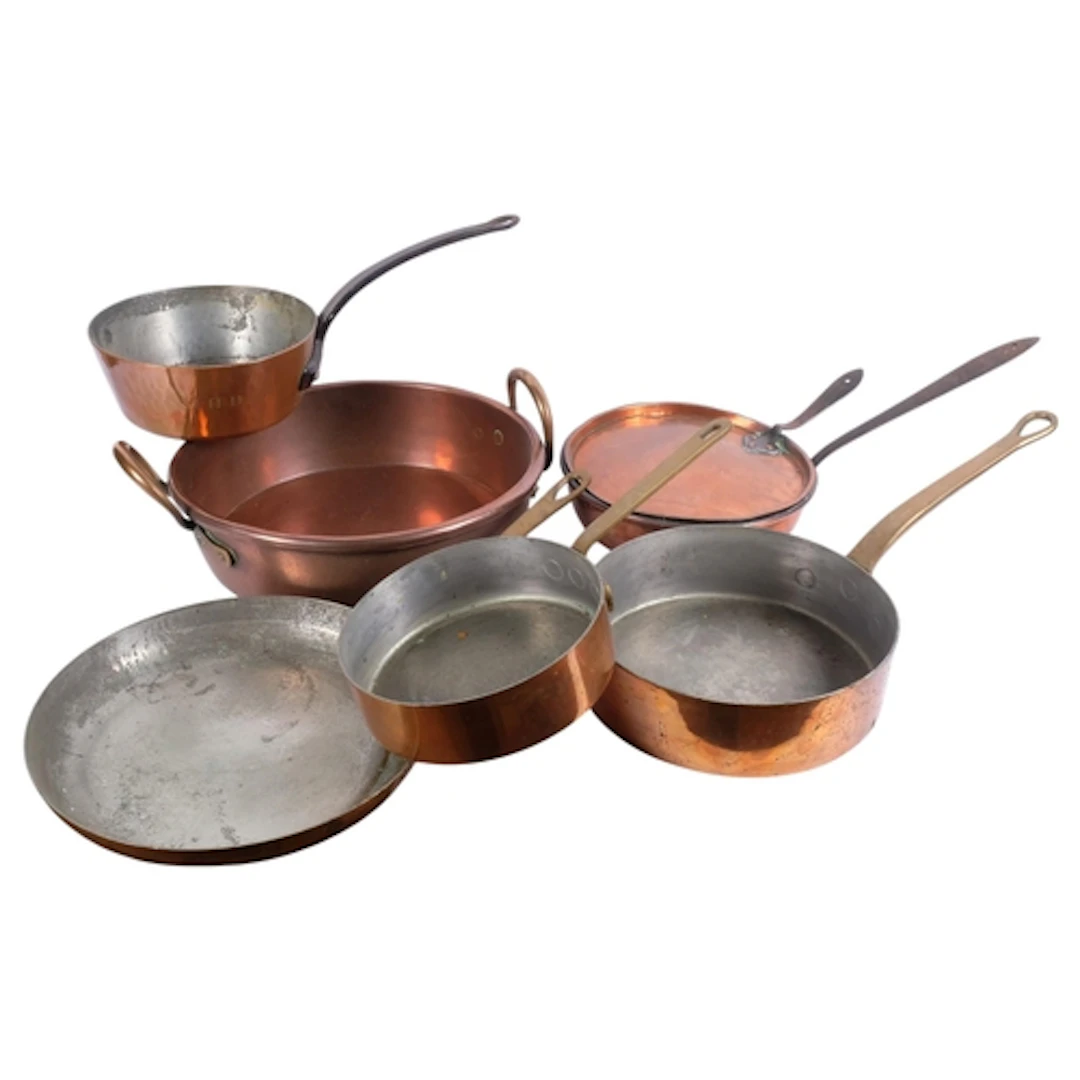 A variety of Antique and later copper pans, largest diameter...
