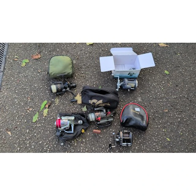 A group of fishing reels, including Daiwa Magforce and Flade...