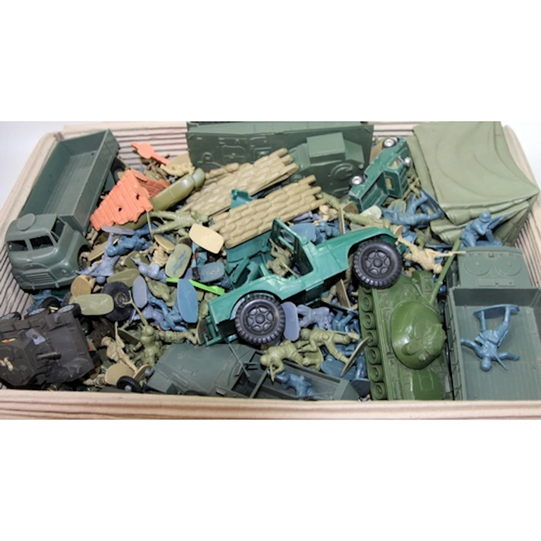 A collection of 1:32 scale plastic model soldiers c/w variou...