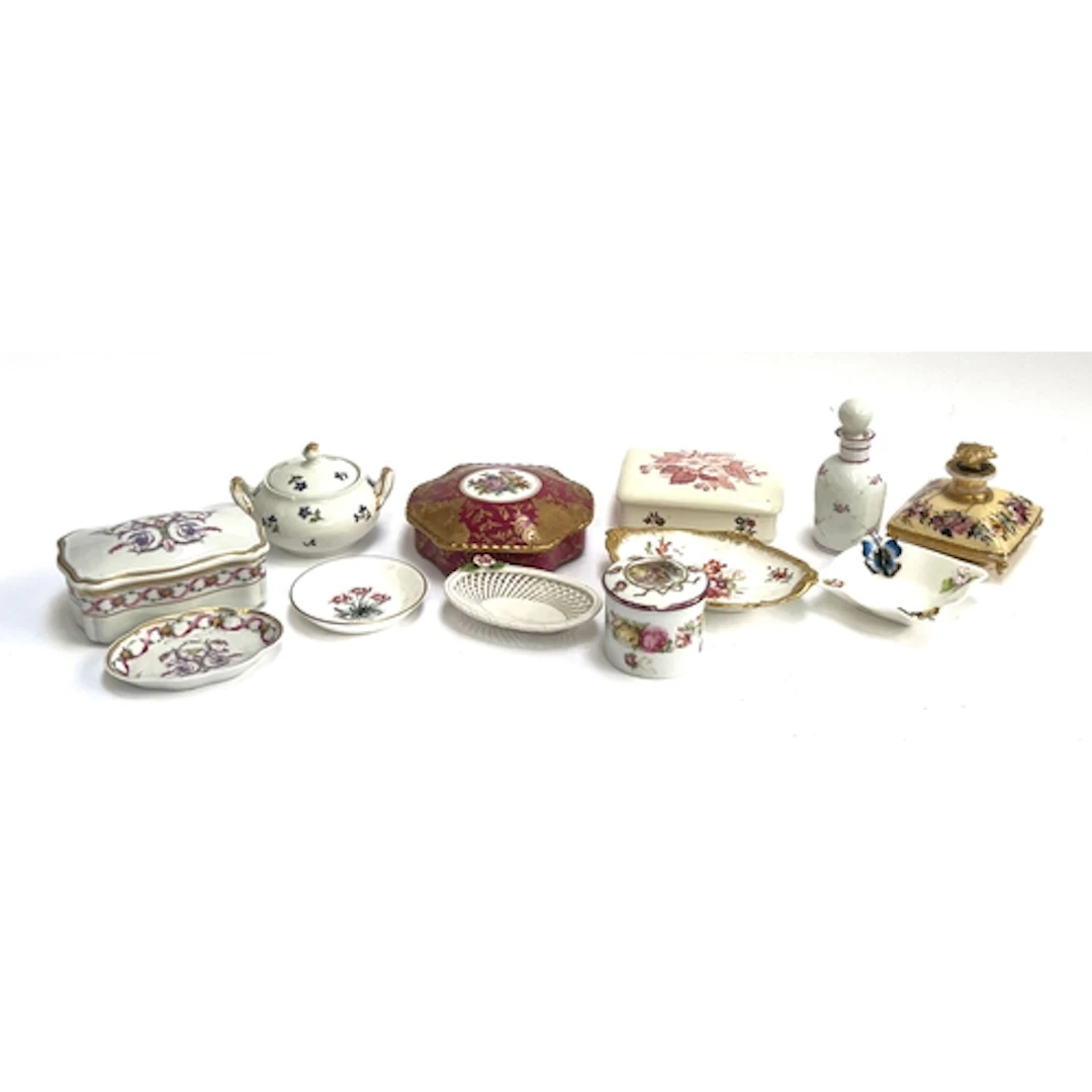 A mixed lot of ceramics to include a Richard Ginori trinket ...
