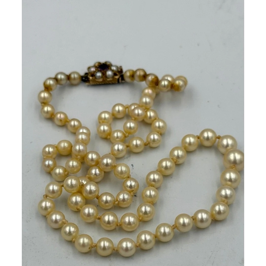 A pearl necklace with amethyst and seed pearl 9ct gold faste...