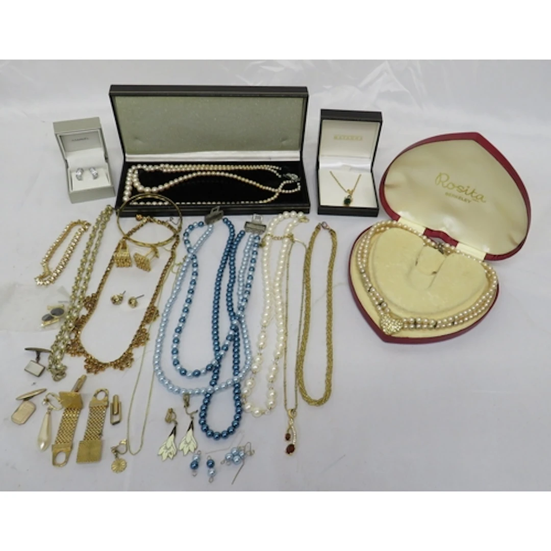 Costume Jewellery incl. 3 boxed sets faux pearls, gold tone ...