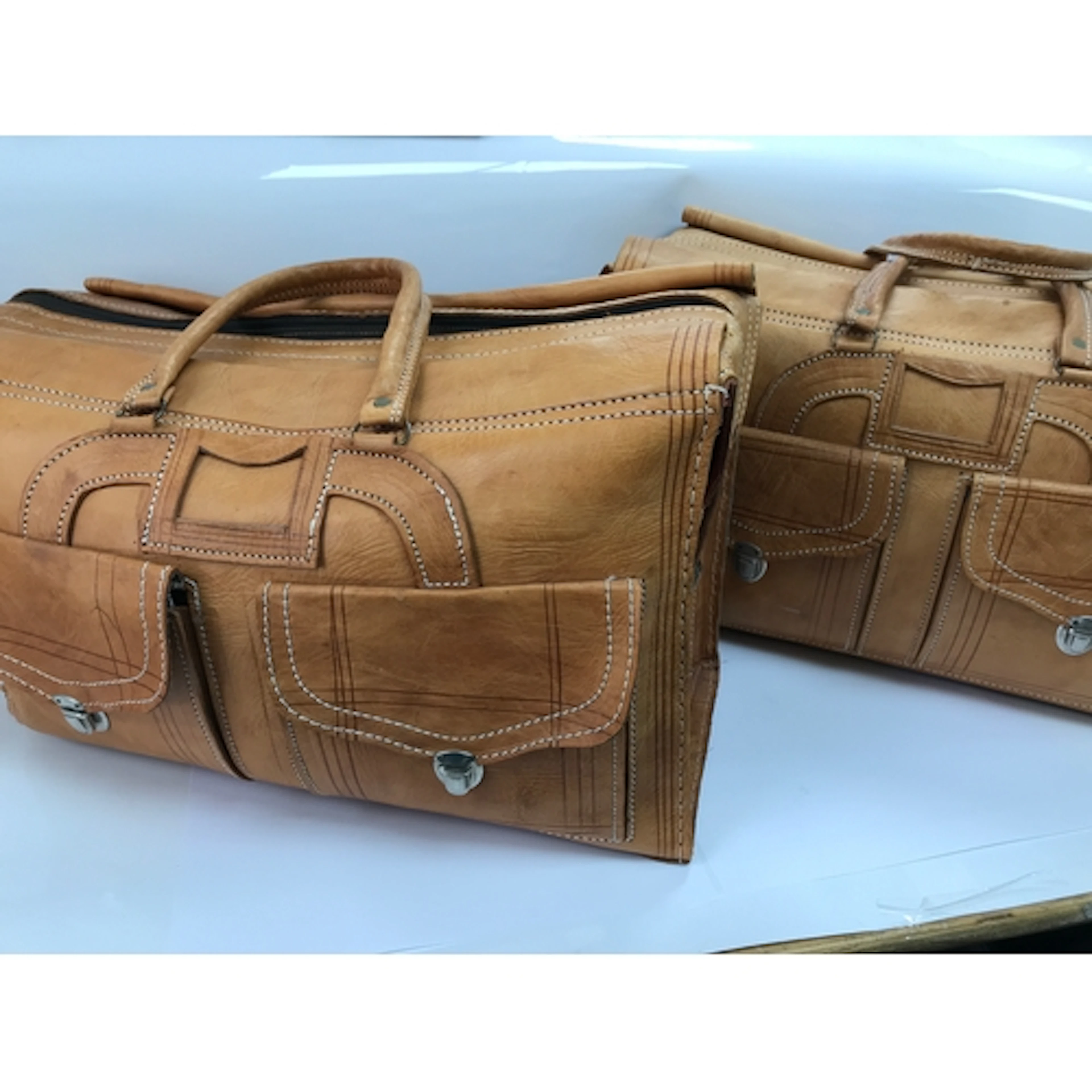 tan leather travel holdall vintage style weekender bag featu...