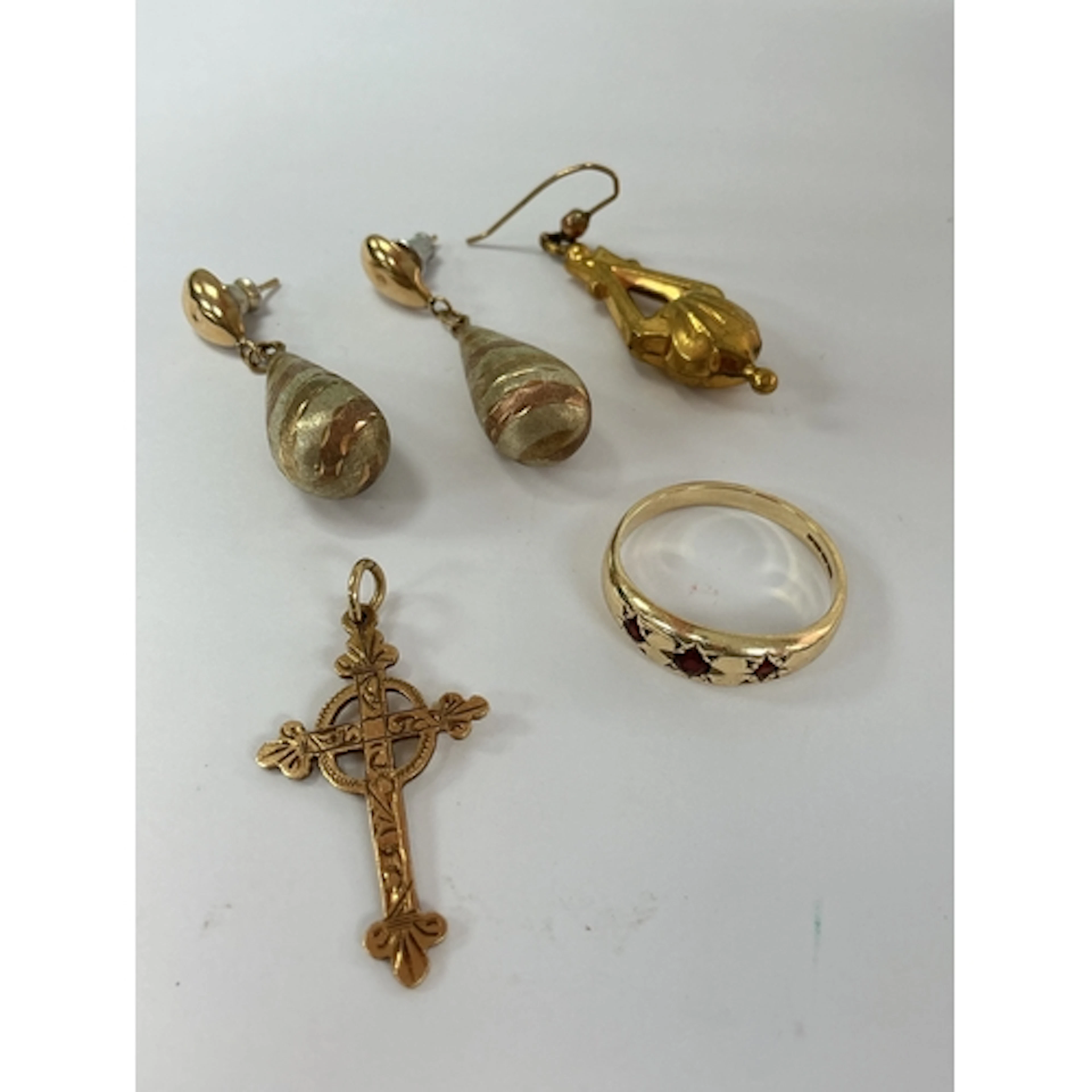 A 9ct gold ring set with probable garnets, a 9ct gold cross,...