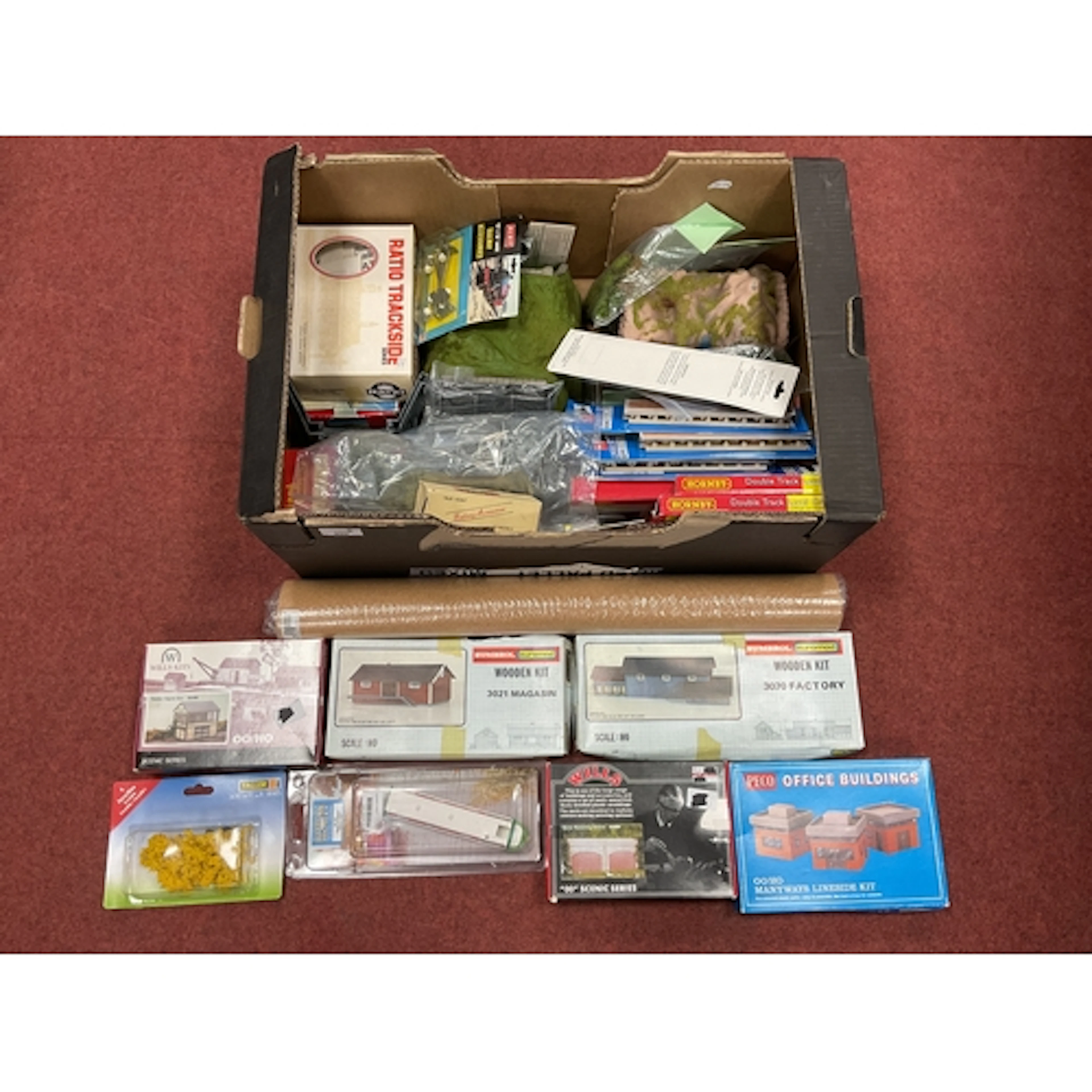 A quantity of 00/HO scenic items and lineside accessories, b...