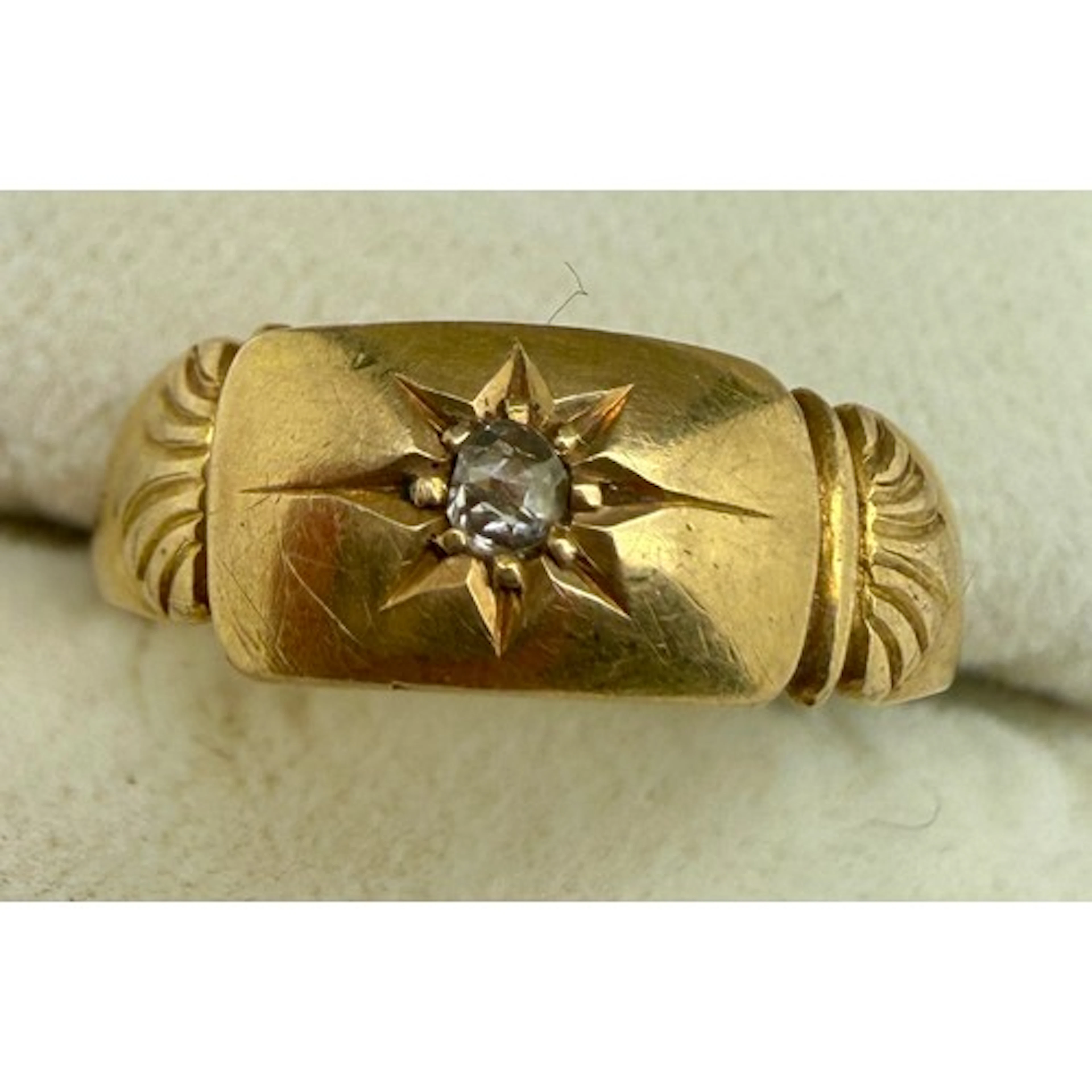 An 18 carat gold ring set with diamond. Weight 1.6gm.