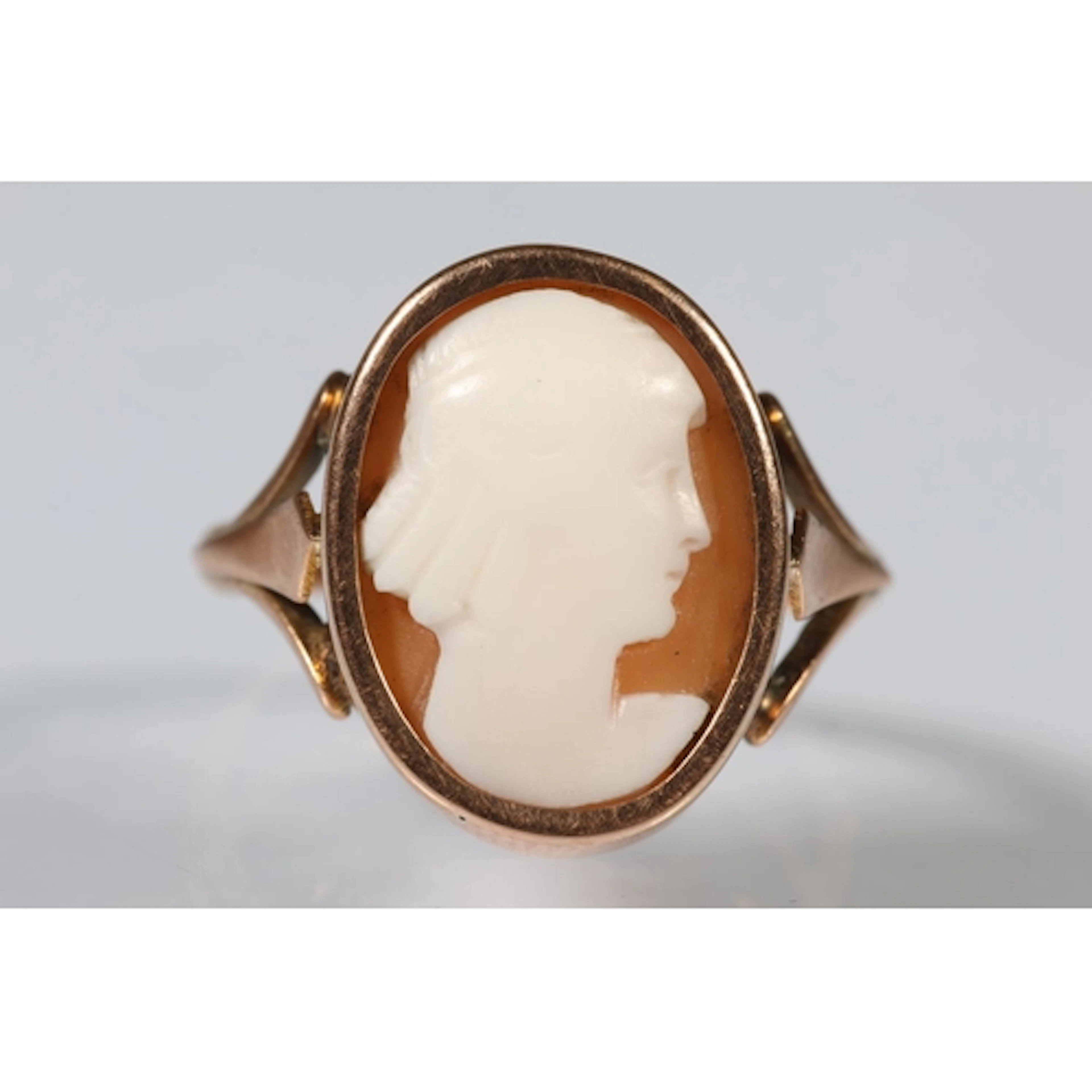Gold cameo ring, size M/N, 3g gross.