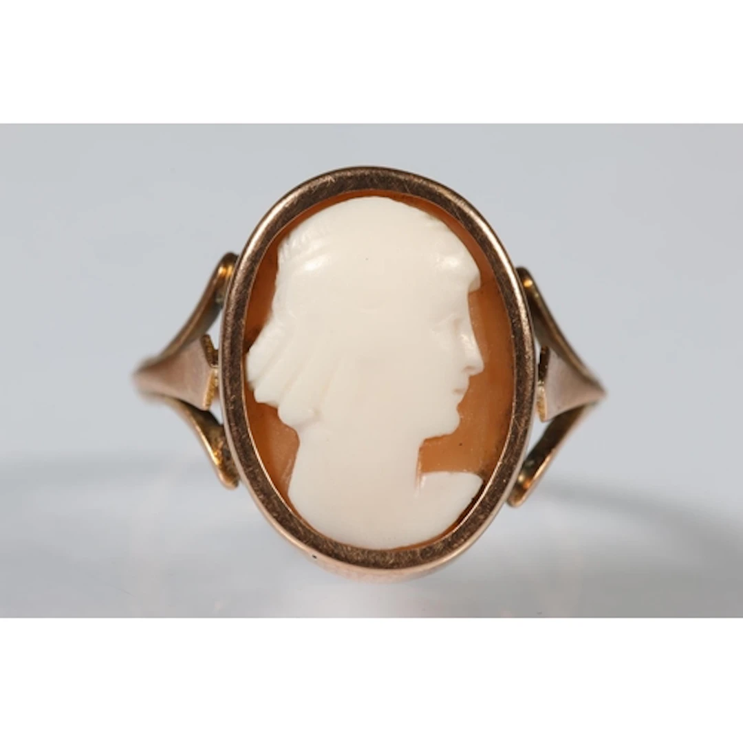 Gold cameo ring, size M/N, 3g gross.