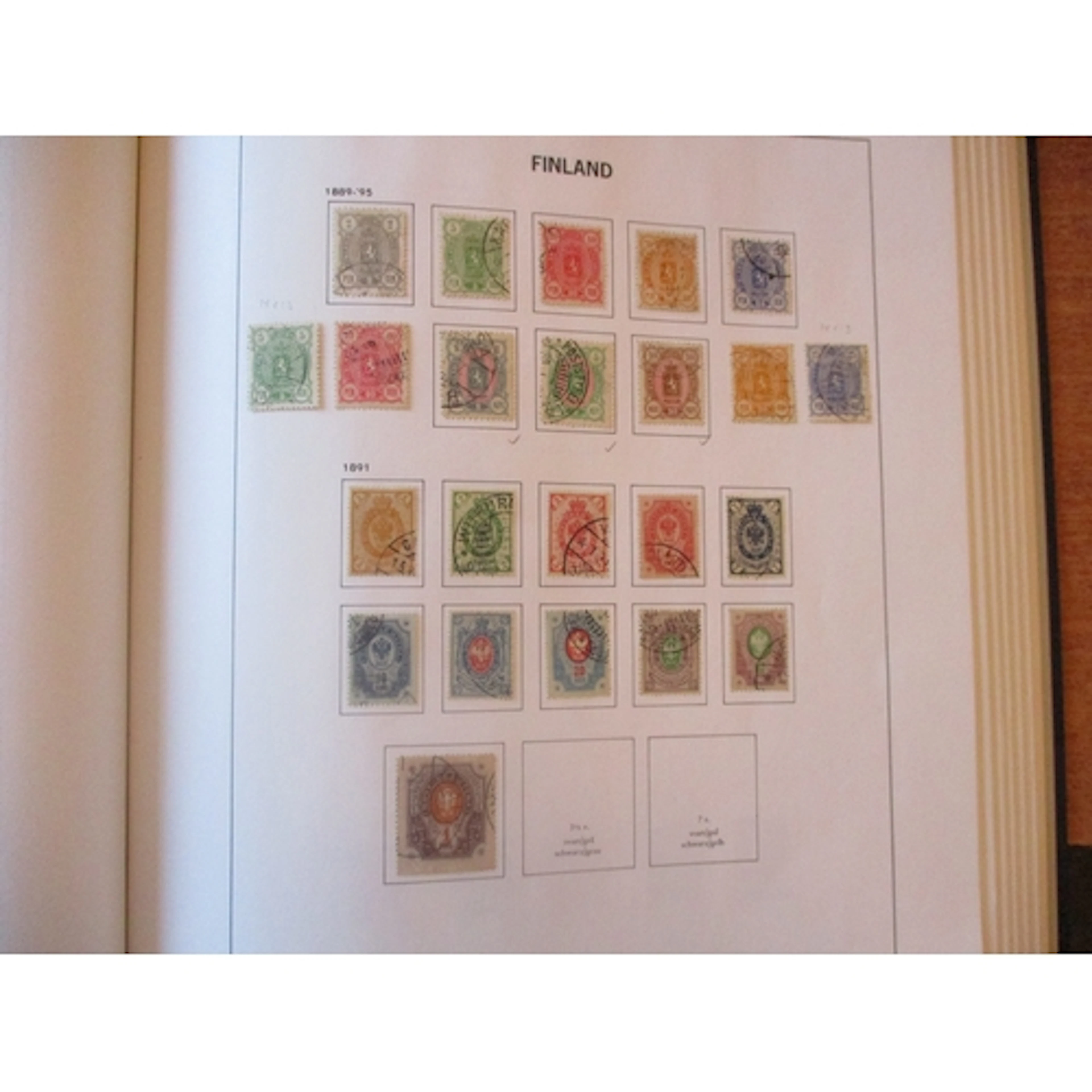 Scandinavia. Used coln in 3 SG Davo albums and 2 binders, in...