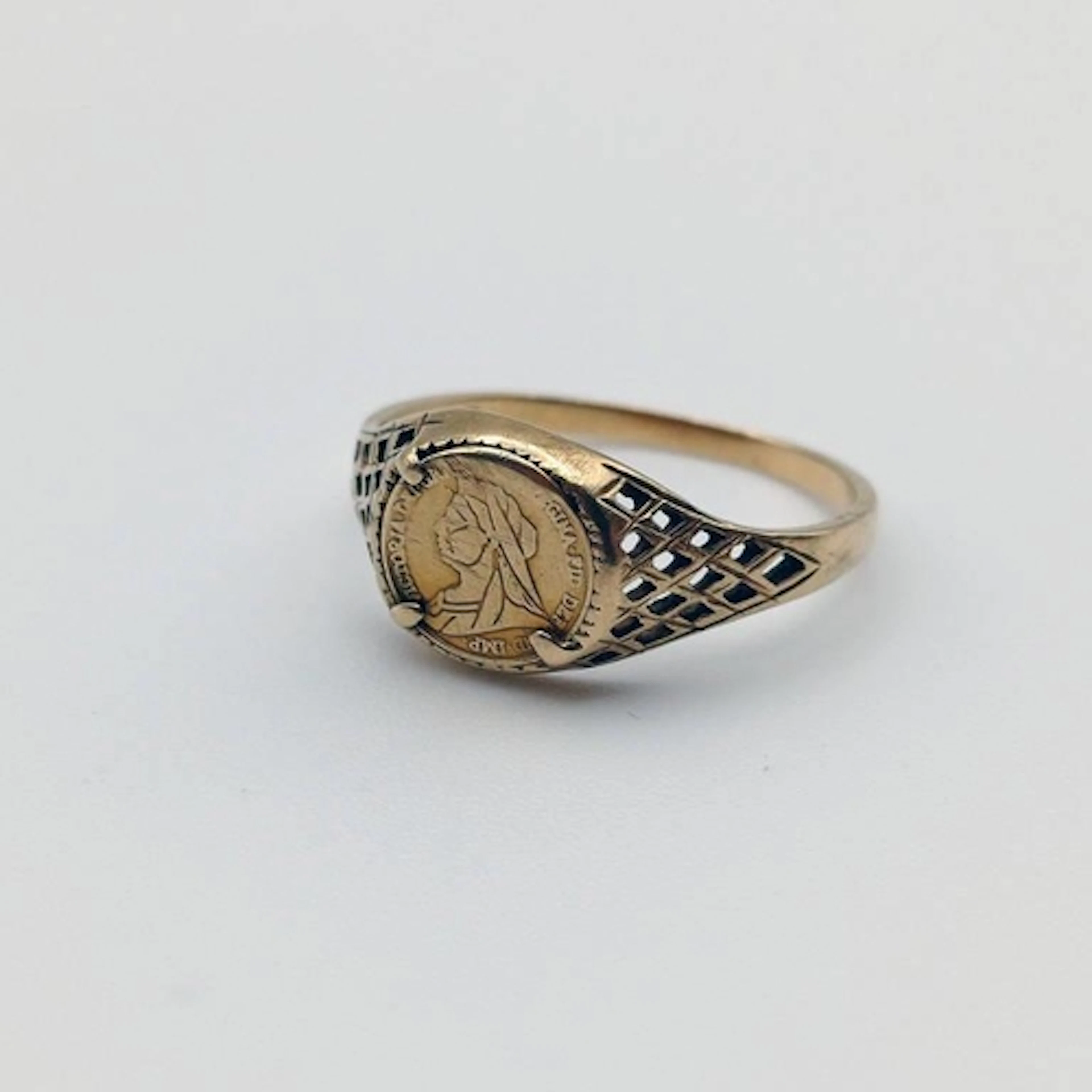 9CT GOLD SIGNET RING WITH COIN INSERT - 2.0G, RING SIZE M