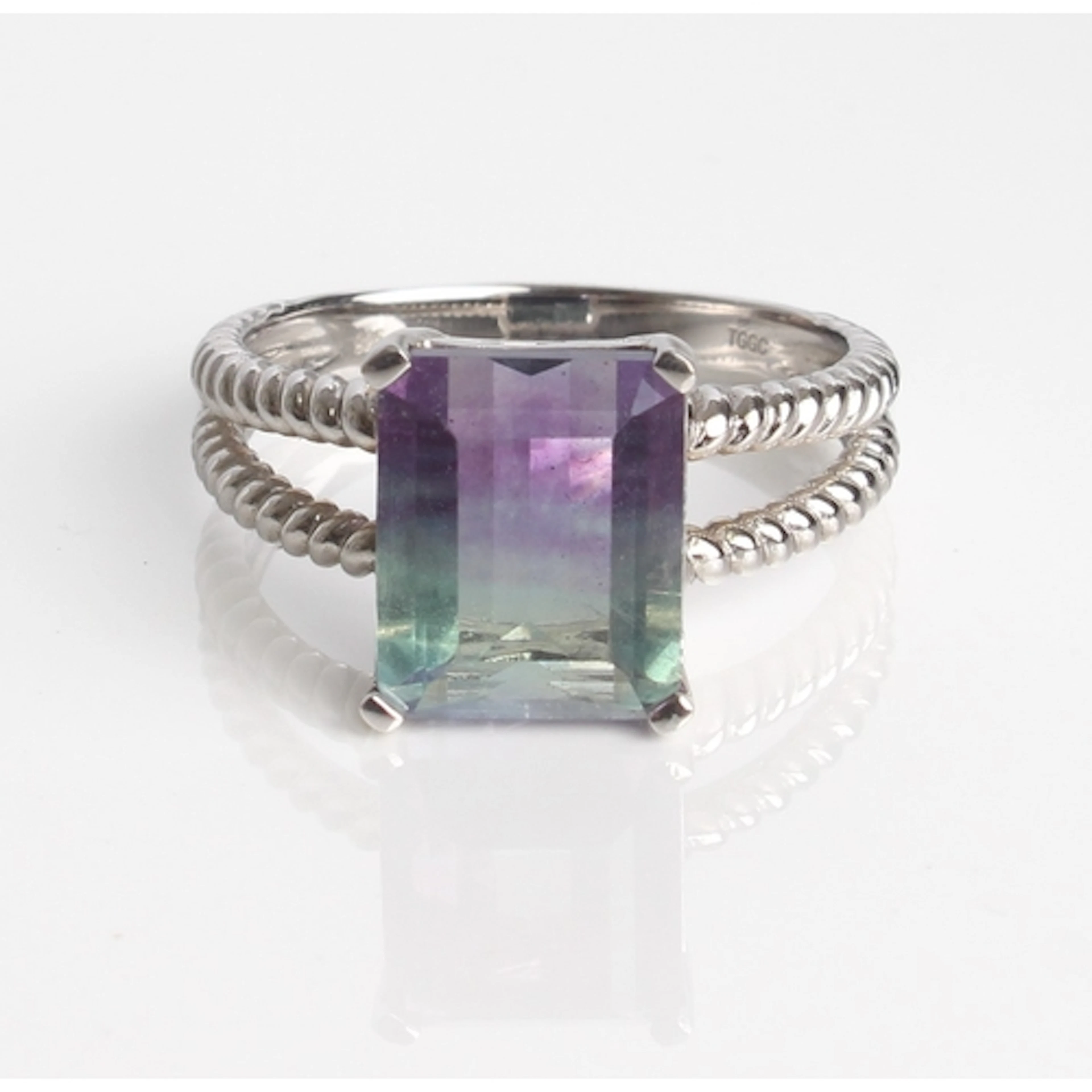 A bi-colour fluorite and sterling silver ring - with a 5.91c...