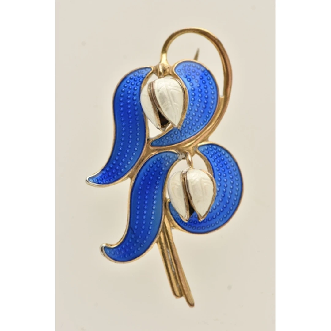 A NORWEGIAN ENAMEL LILLY OF THE VALLEY BROOCH, decorated wit...