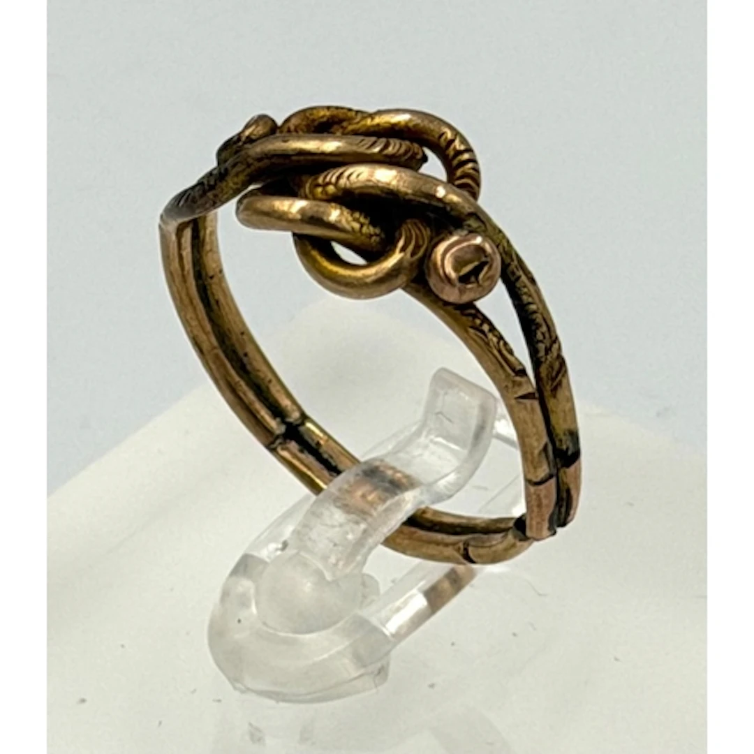 A 9ct gold lovers knot ring AF with an approximate weight of...